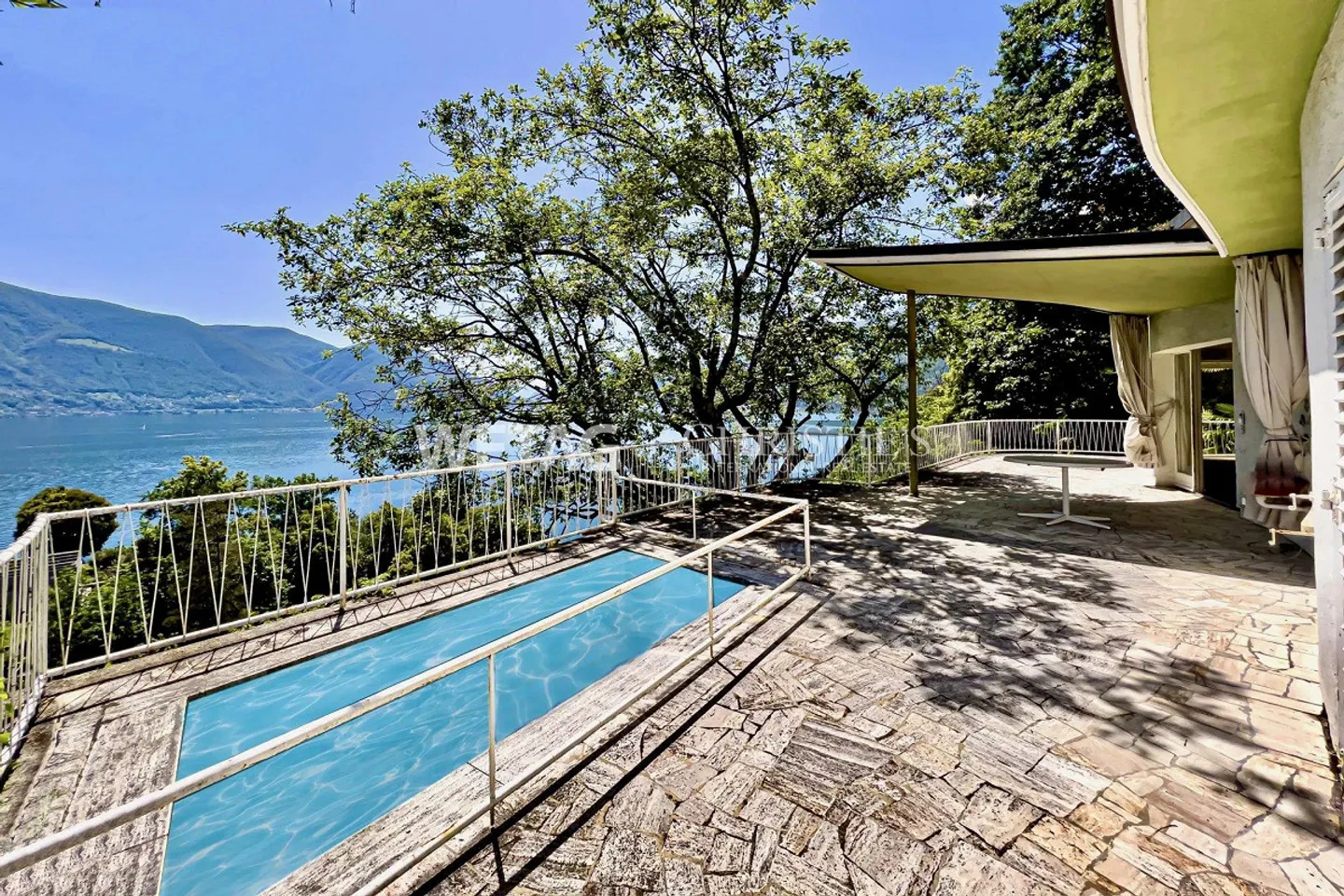 Villa da ristrutturare in una posizione spettacolare con vista panoramica sul lago ad Ascona in vendita - Foto 2 di 13