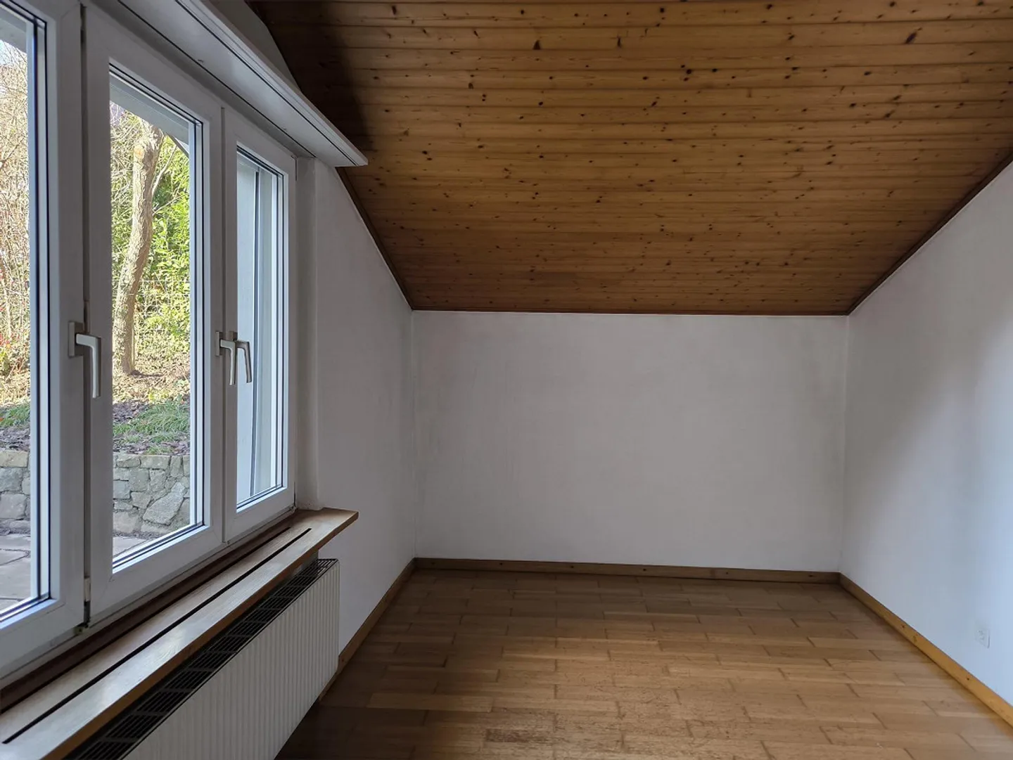 5.5-Room Single-Family House with View, Garden, and Expansion Potential - Photo 7 of 17