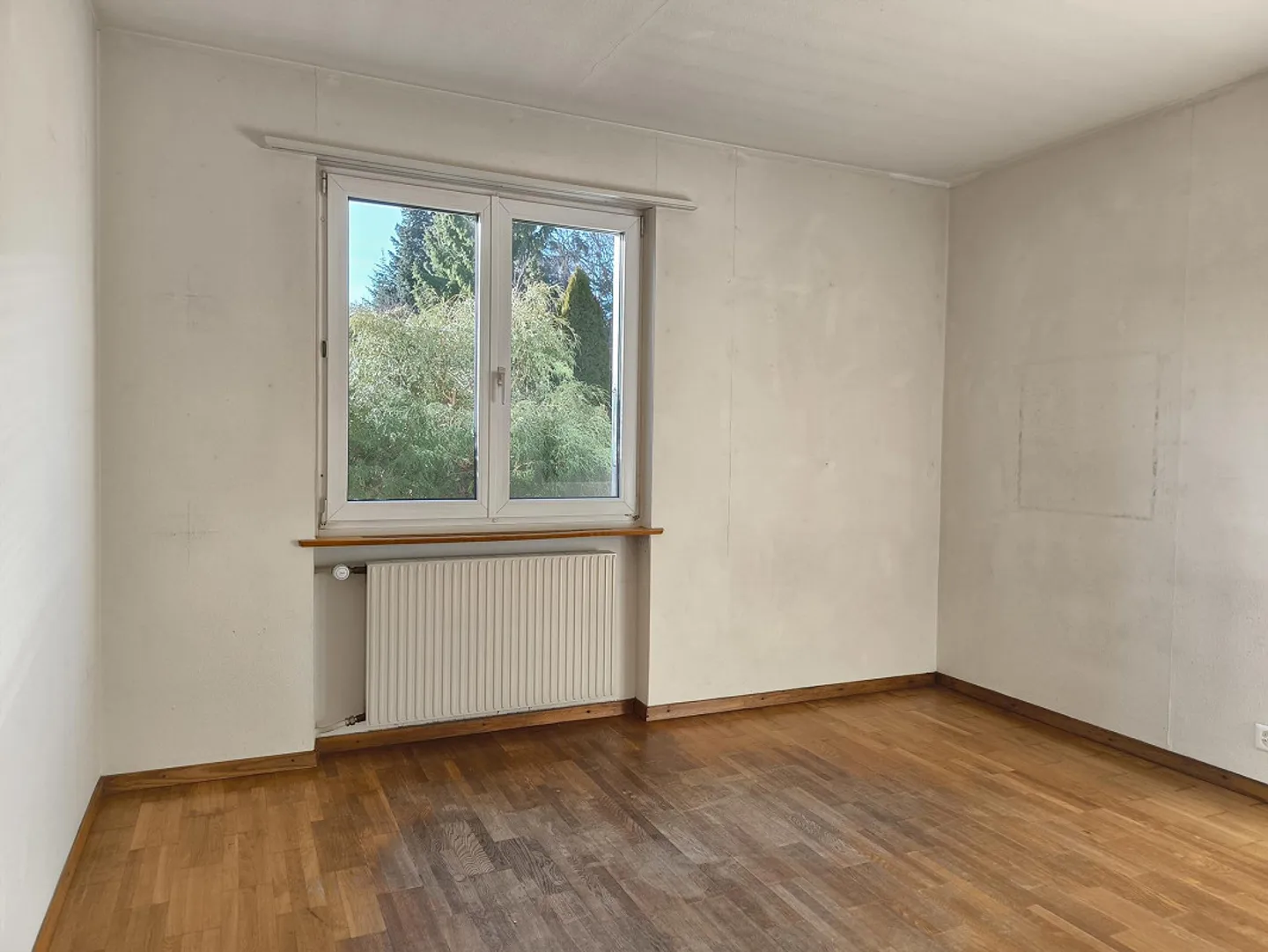 5.5-Room Single-Family House with View, Garden, and Expansion Potential - Photo 8 of 17