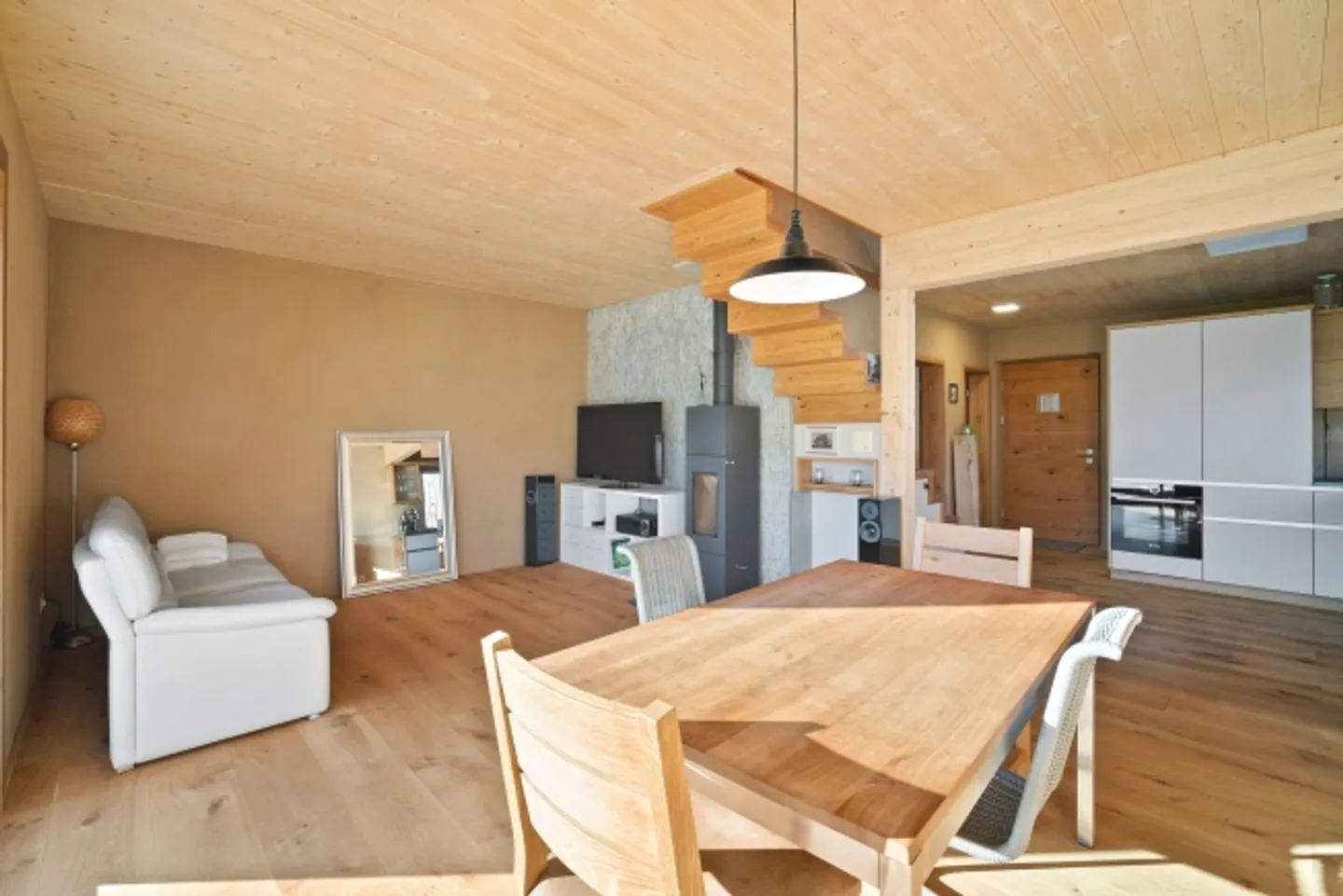 Maison en bois indépendante de 3 pièces avec vue dégagée à Galgenen - Photo 5 sur 13