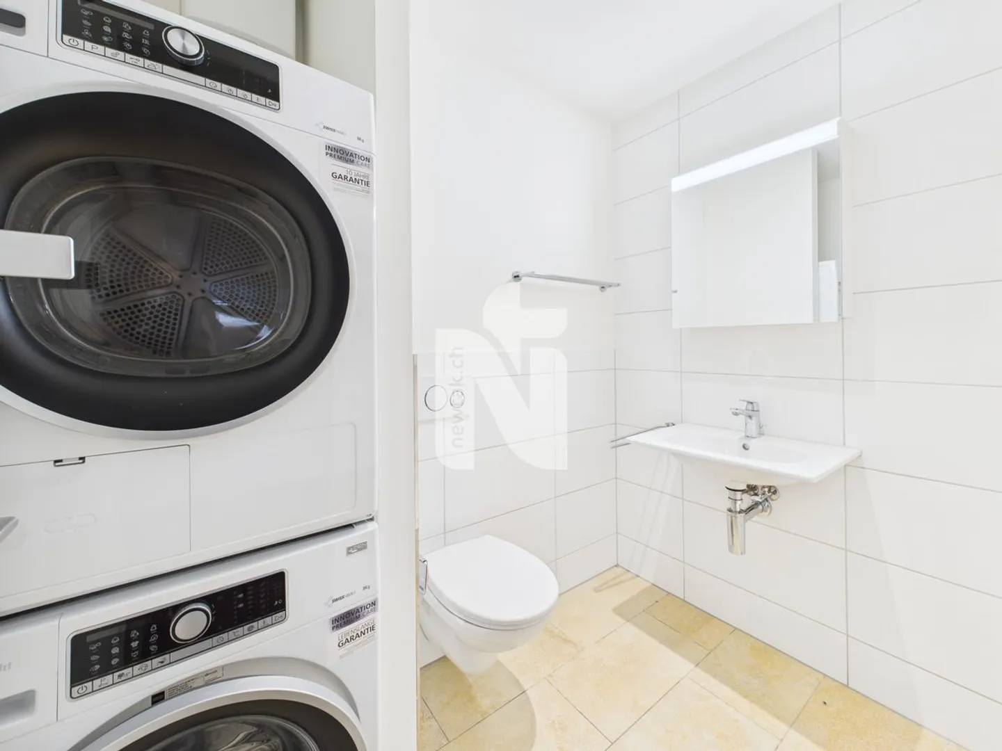 Bright and spacious 5.5-room apartment at Löwenkreisel with balcony, washing tower, and 2 bathrooms - Photo 6 of 12