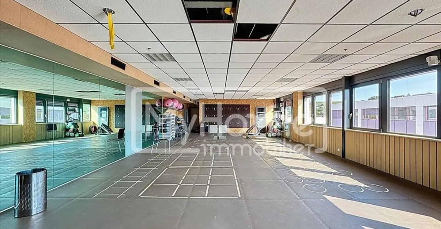 967 m2 Fitnessraum in Lonay voll ausgestattet zu vermieten - Foto 8 von 11