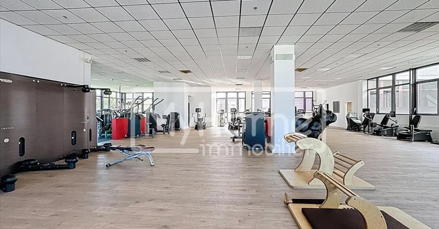 967 m2 Fitnessraum in Lonay voll ausgestattet zu vermieten - Foto 2 von 11