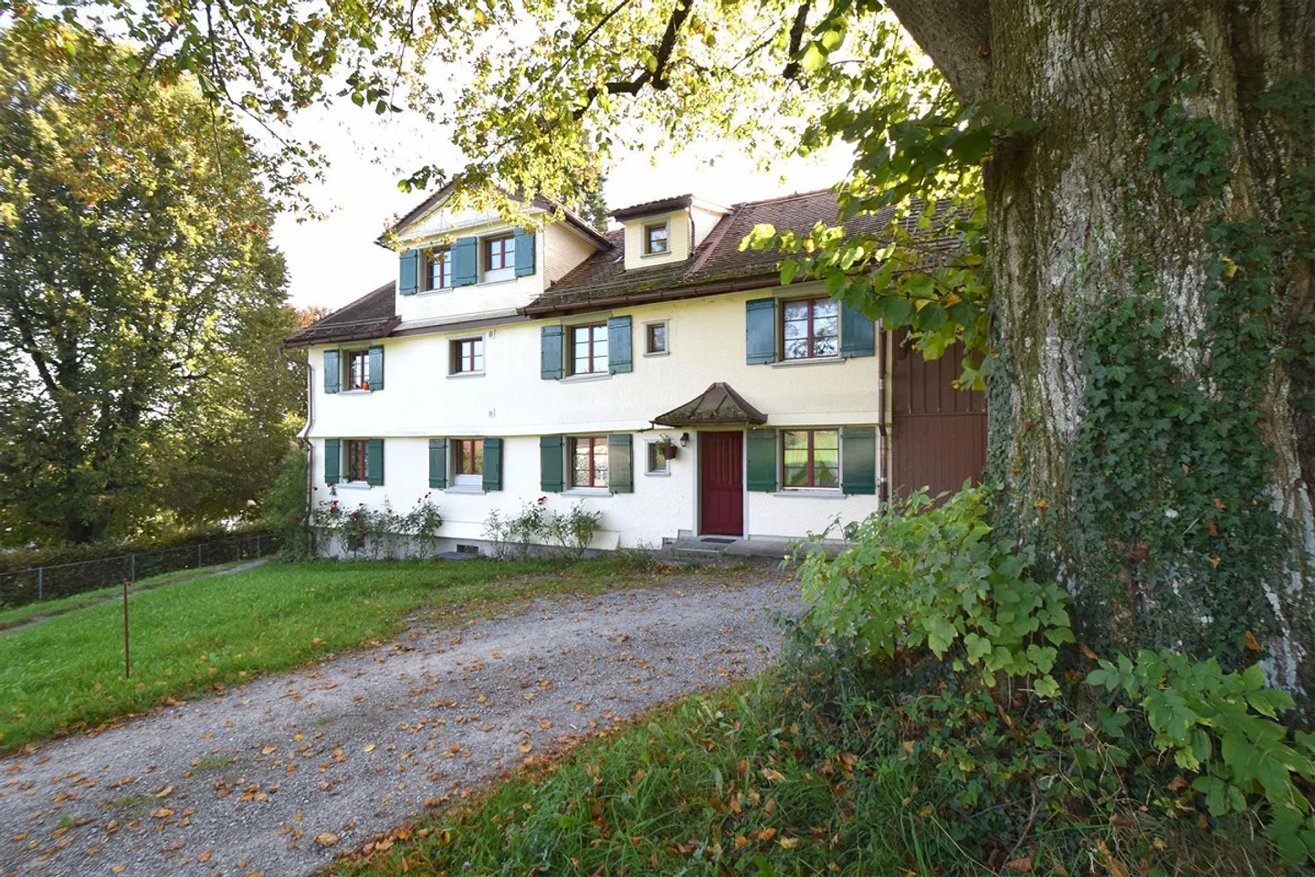 Spacious 3.5-room apartment, centrally located, in green surroundings - Photo 1 of 19