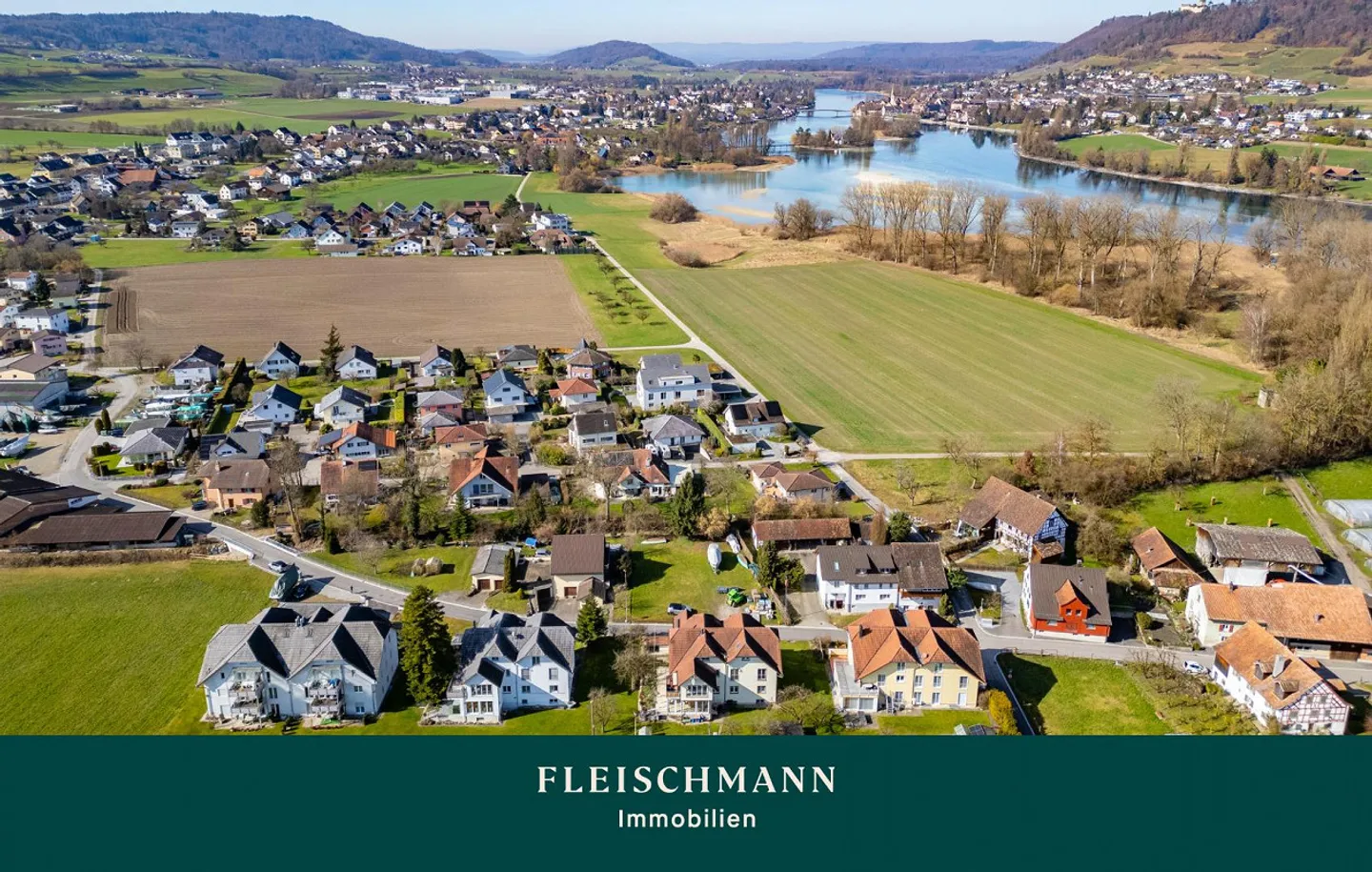 Terrain spacieux avec maison et potentiel de développement - Photo 1 sur 11