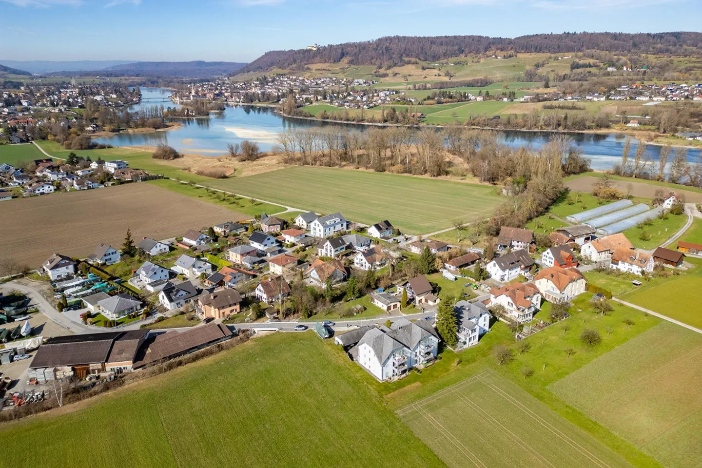 Terrain spacieux avec maison et potentiel de développement - Photo 4 sur 11