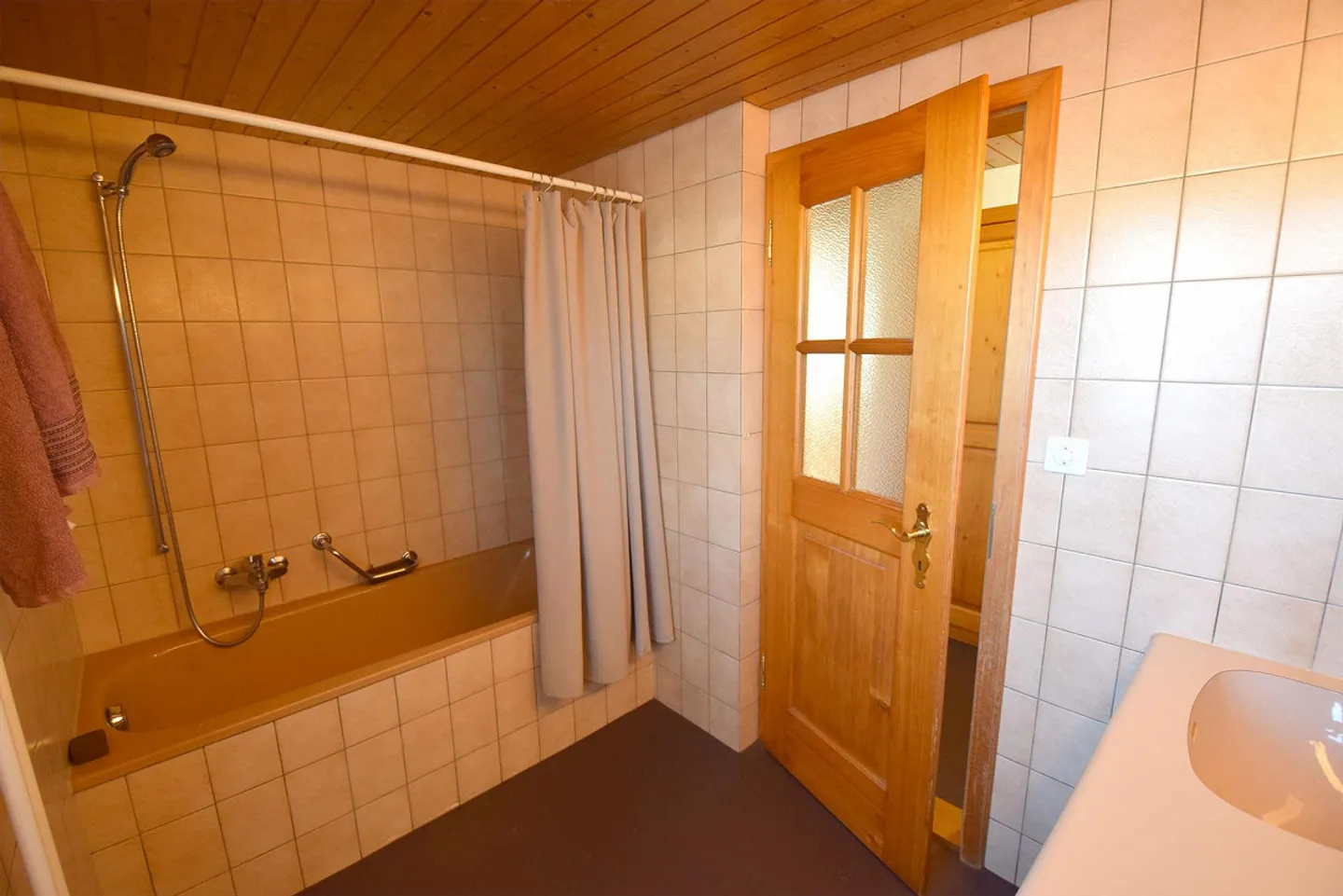 Spacious 3.5-room apartment, centrally located, in green surroundings - Photo 16 of 19