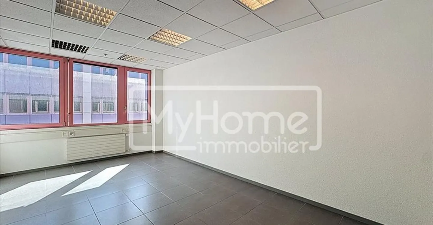 Large 516 m2 space with more than 9 rooms in Lonay - Photo 6 of 12