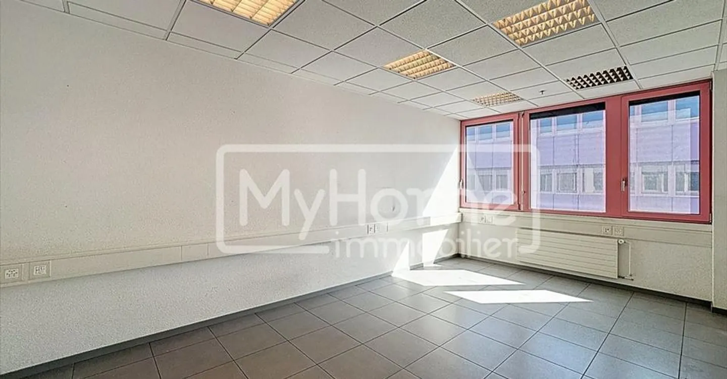 Large 516 m2 space with more than 9 rooms in Lonay - Photo 4 of 12