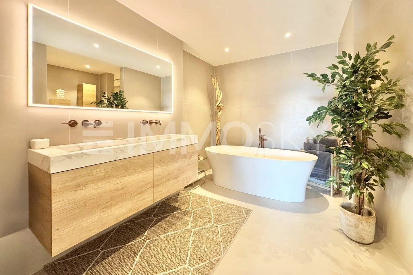 Luxury Apartment with Panoramic Lake View - Photo 3 of 5