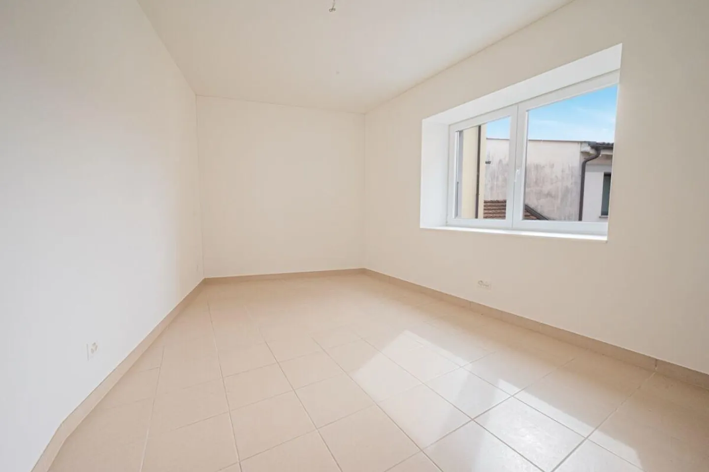Beautiful village-core house with parking - Photo 5 of 8