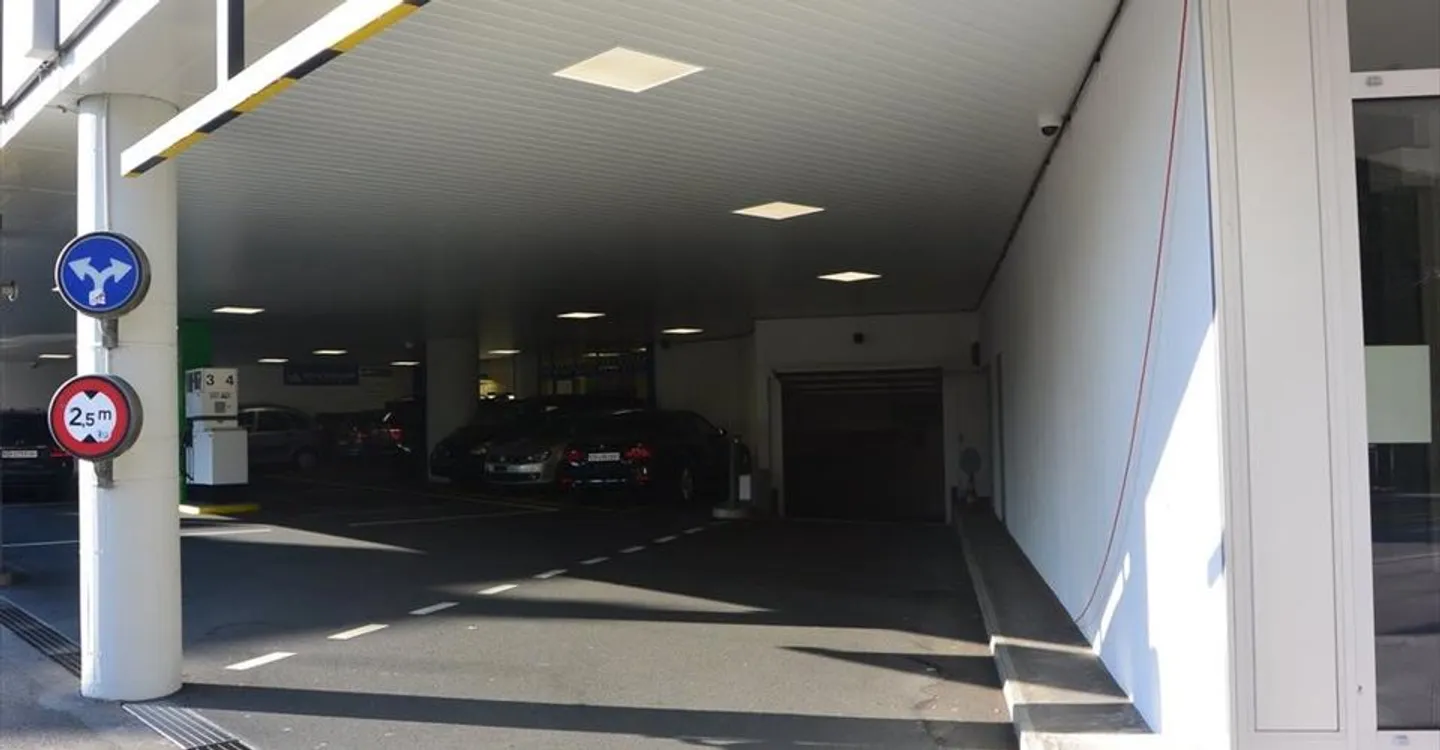 Places de stationnement souterraines sous la station-service - Photo 2 sur 2