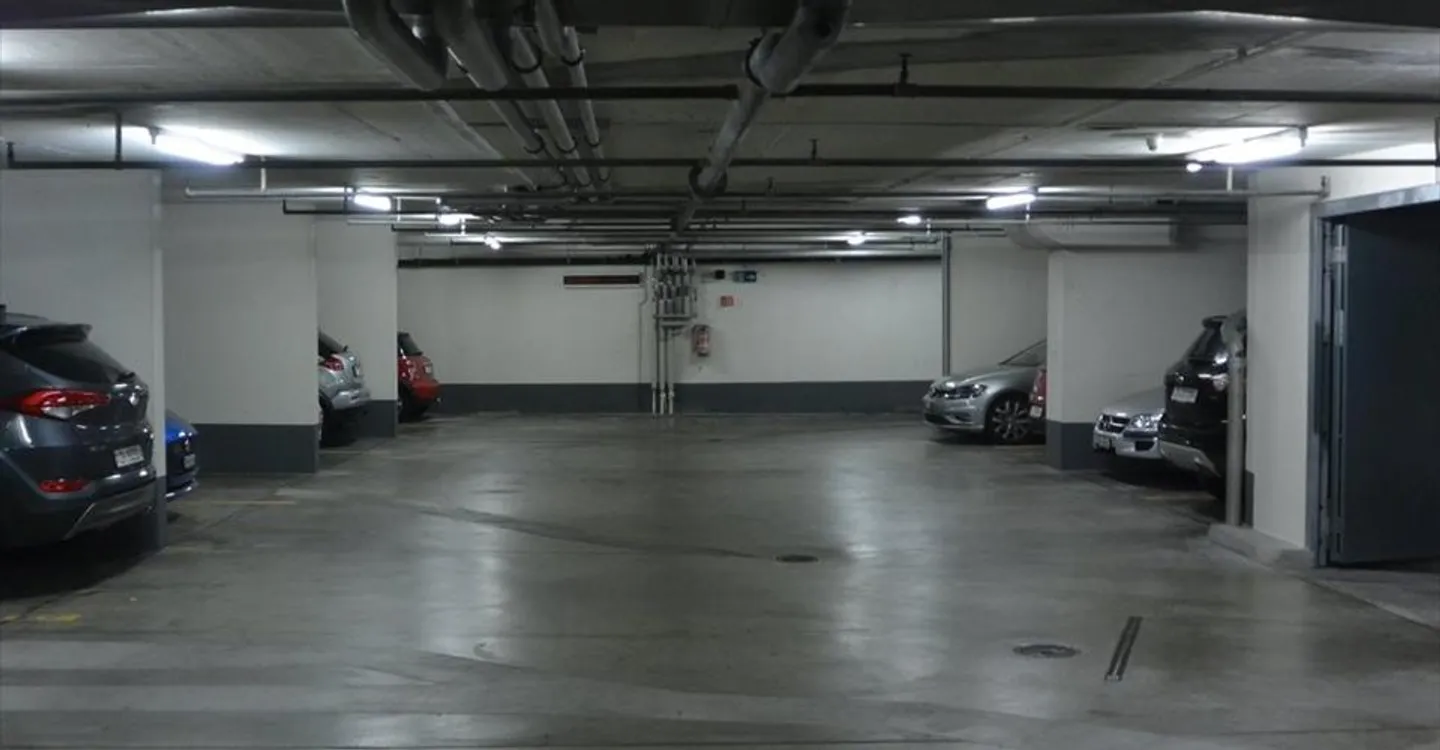 Places de stationnement souterraines sous la station-service - Photo 1 sur 2