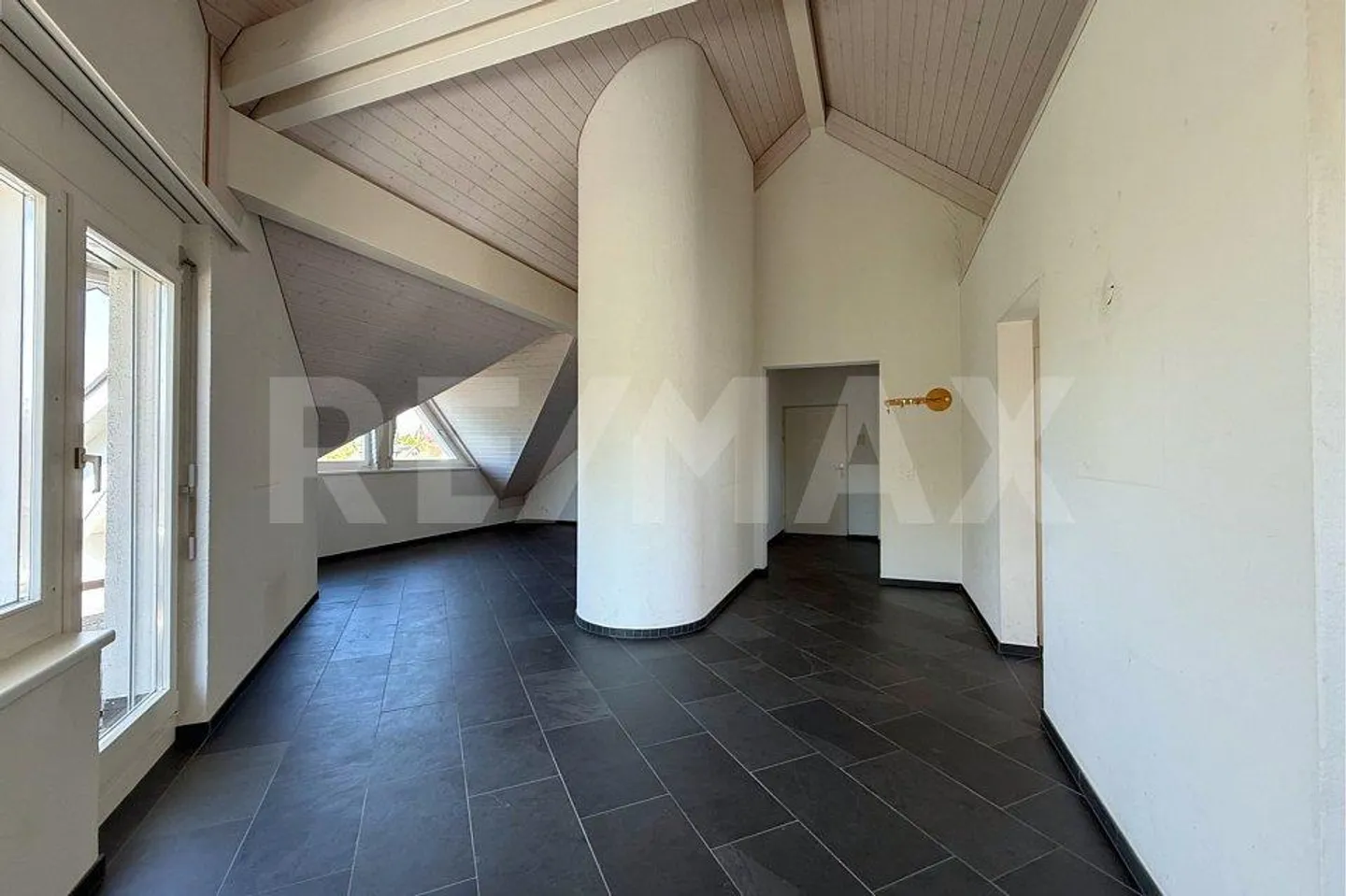 Charming penthouse with fireplace and terrace in a quiet neighborhood - Photo 5 of 13