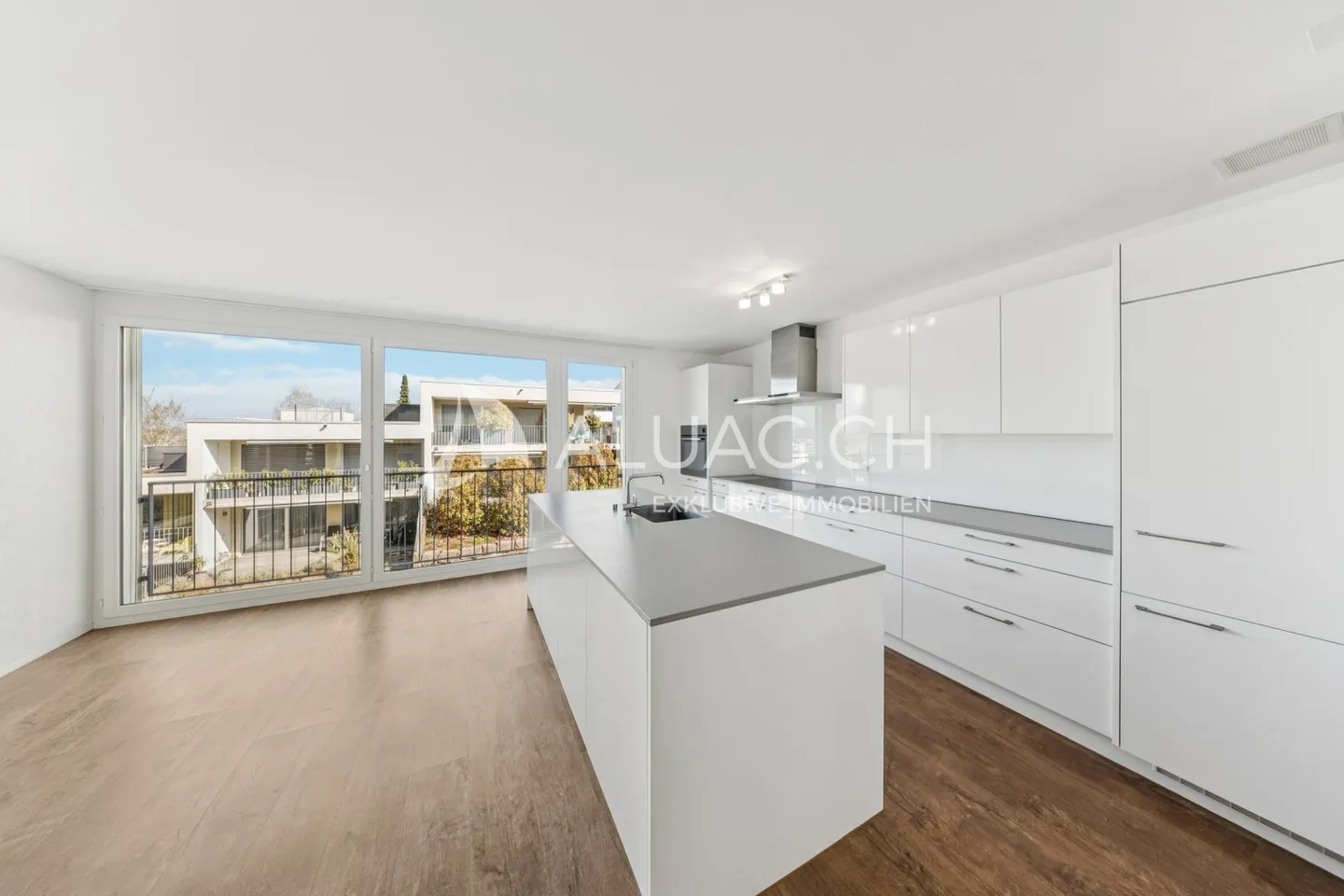 APPARTAMENTO MODERNO DI 4,5 STANZE CON BALCONE - Foto 3 di 8