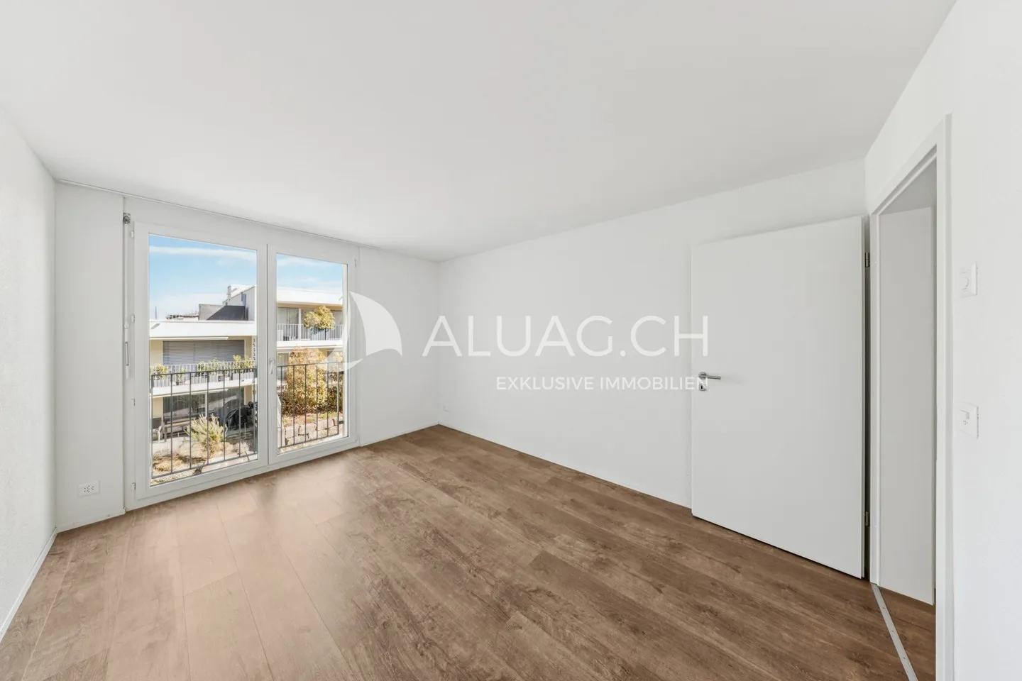 APPARTAMENTO MODERNO DI 4,5 STANZE CON BALCONE - Foto 5 di 8