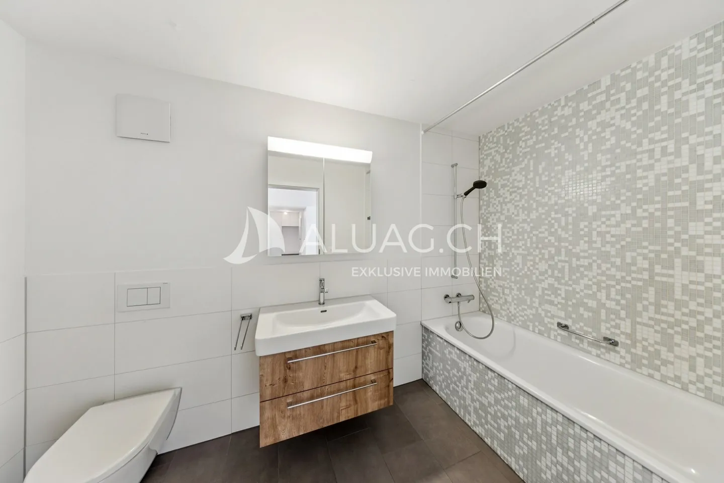 APPARTAMENTO MODERNO DI 4,5 STANZE CON BALCONE - Foto 7 di 8