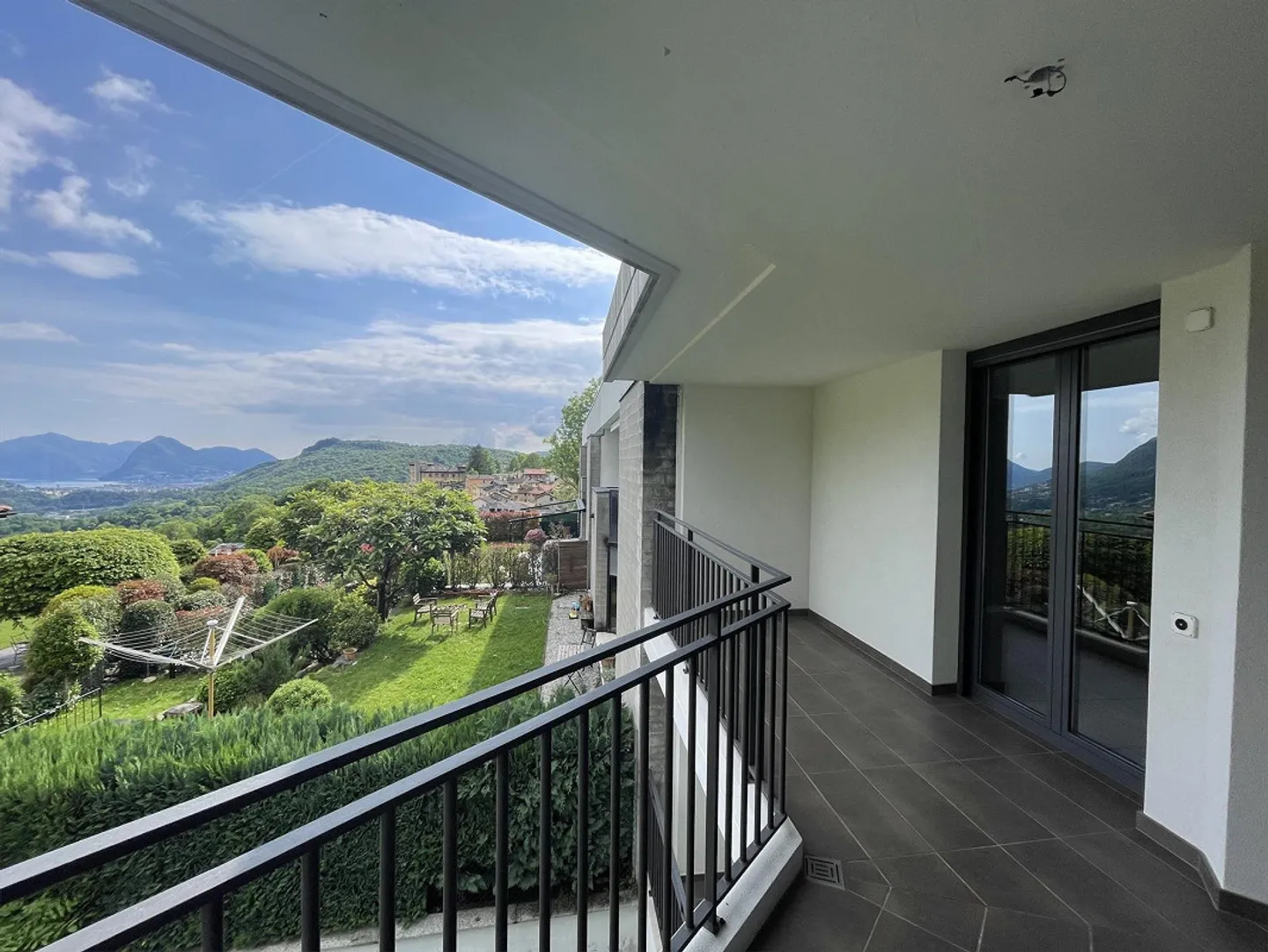 GERÄUMIGES ANGEBAUTES HAUS 5.5 MIT WUNDERBARER SEEBLICK - Foto 1 von 13