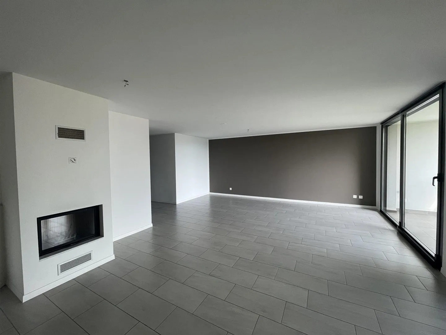 GERÄUMIGES ANGEBAUTES HAUS 5.5 MIT WUNDERBARER SEEBLICK - Foto 2 von 13