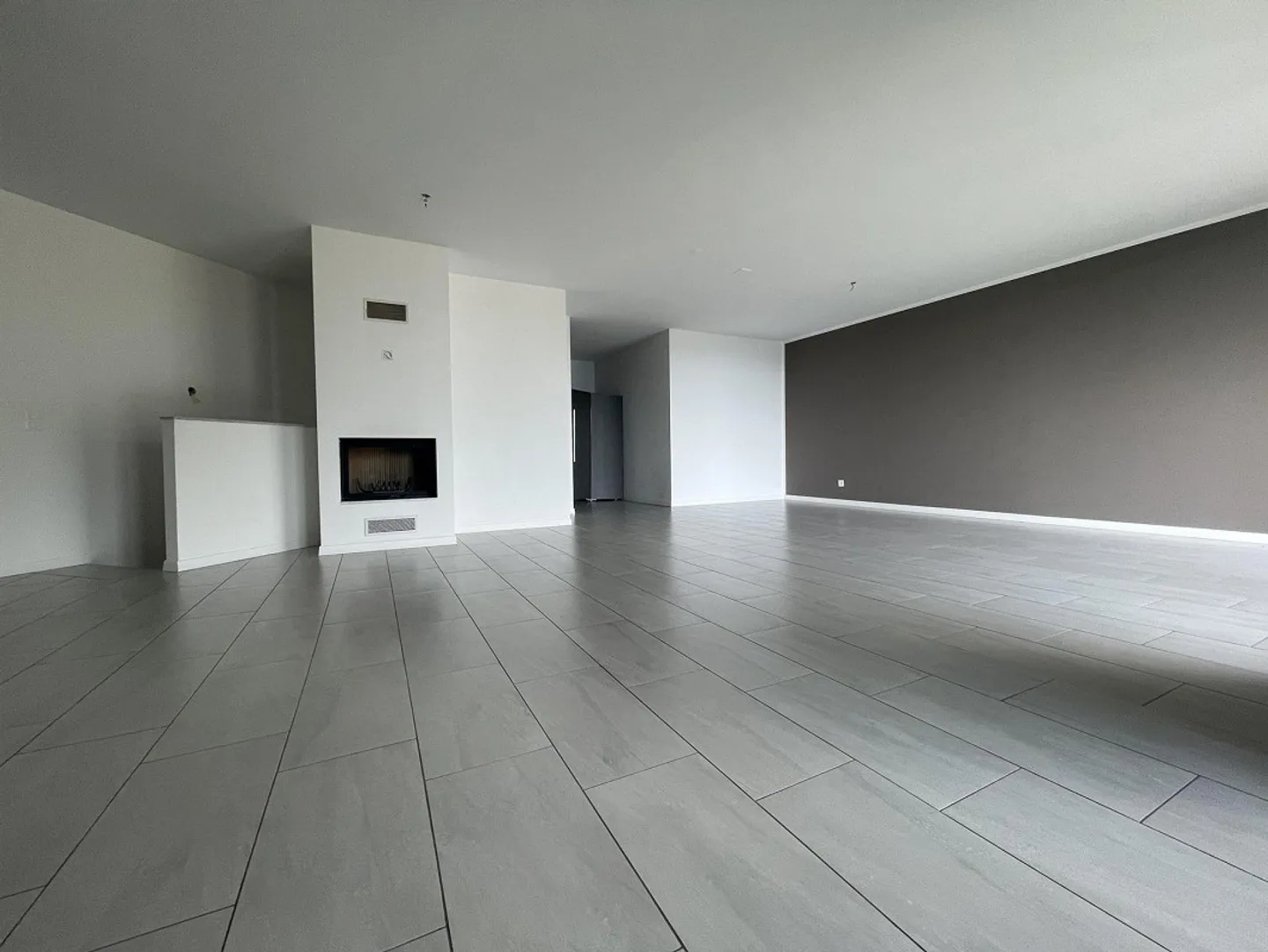 GERÄUMIGES ANGEBAUTES HAUS 5.5 MIT WUNDERBARER SEEBLICK - Foto 4 von 13