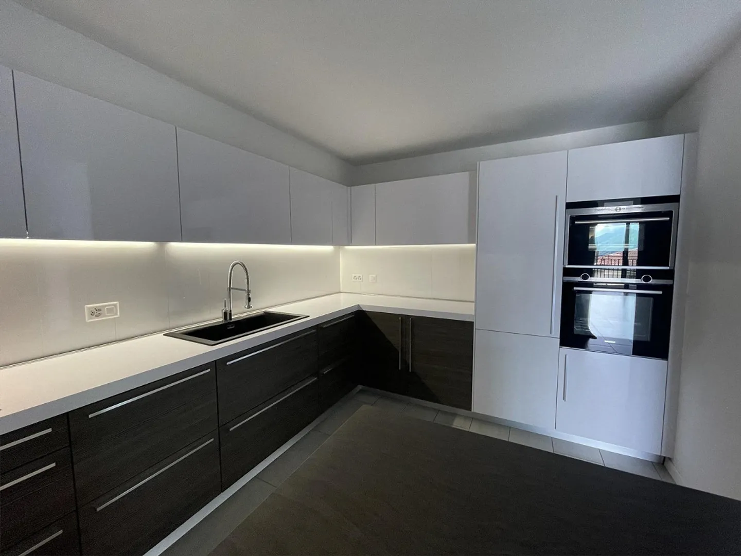 GERÄUMIGES ANGEBAUTES HAUS 5.5 MIT WUNDERBARER SEEBLICK - Foto 7 von 13