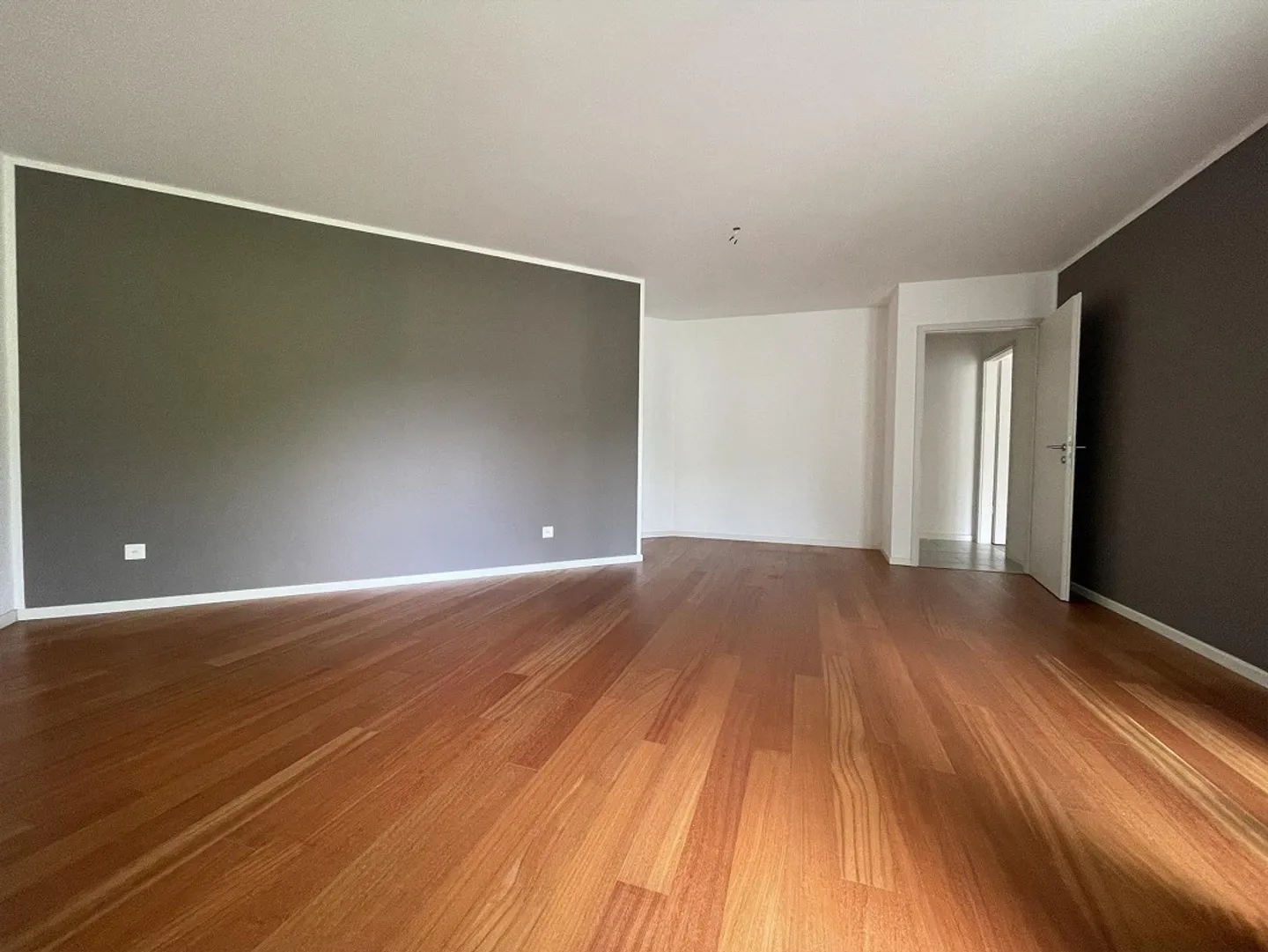 GERÄUMIGES ANGEBAUTES HAUS 5.5 MIT WUNDERBARER SEEBLICK - Foto 9 von 13