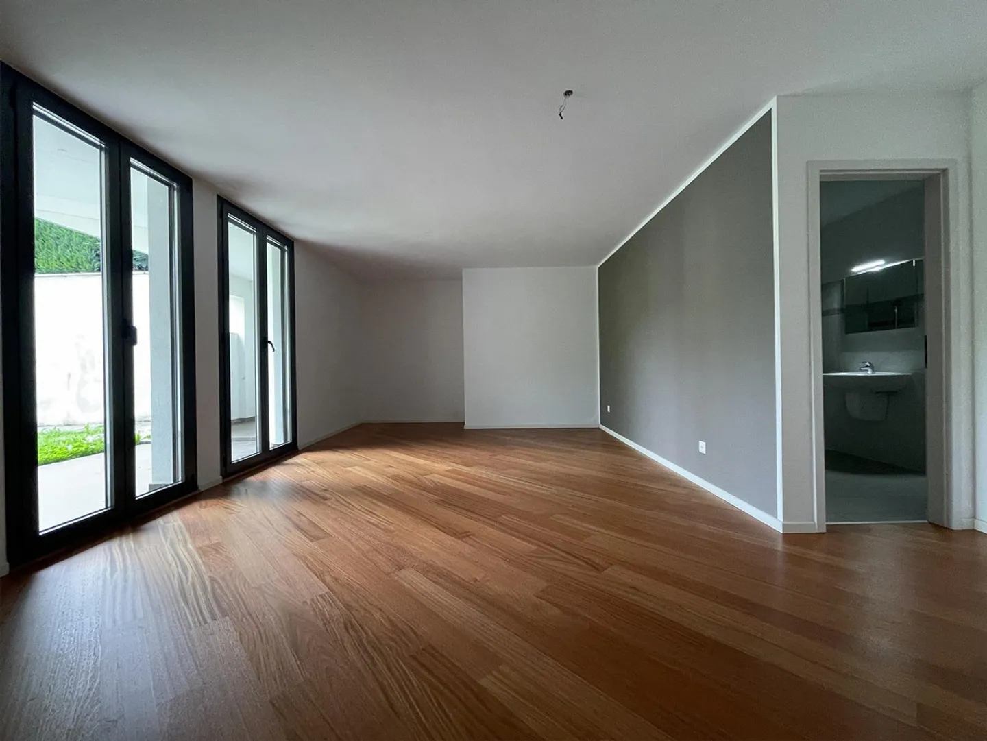 GERÄUMIGES ANGEBAUTES HAUS 5.5 MIT WUNDERBARER SEEBLICK - Foto 10 von 13