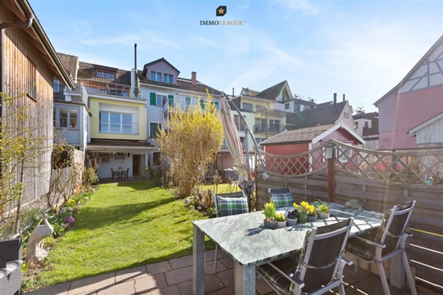 Un joyau rare avec un accès direct au lac. - Photo 3 sur 11