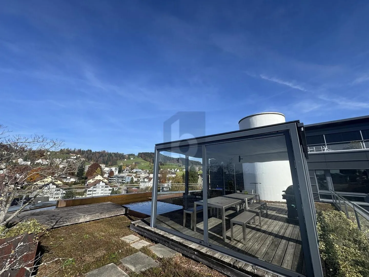 ESPACE DE TRAVAIL MODERNE AVEC TERRASSE - Photo 1 sur 6