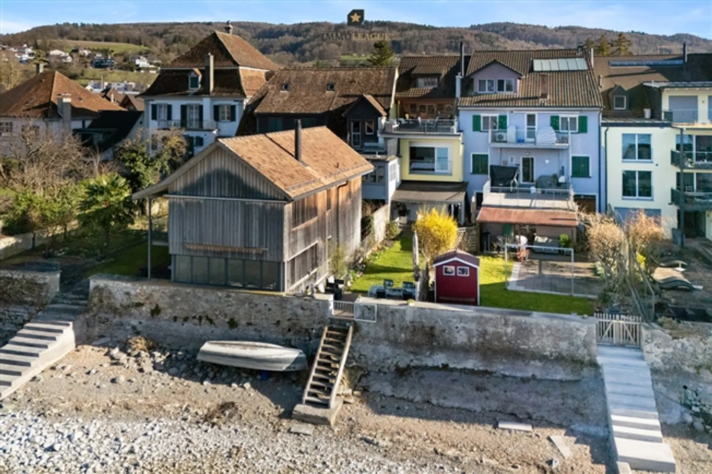 Un joyau rare avec un accès direct au lac. - Photo 4 sur 11