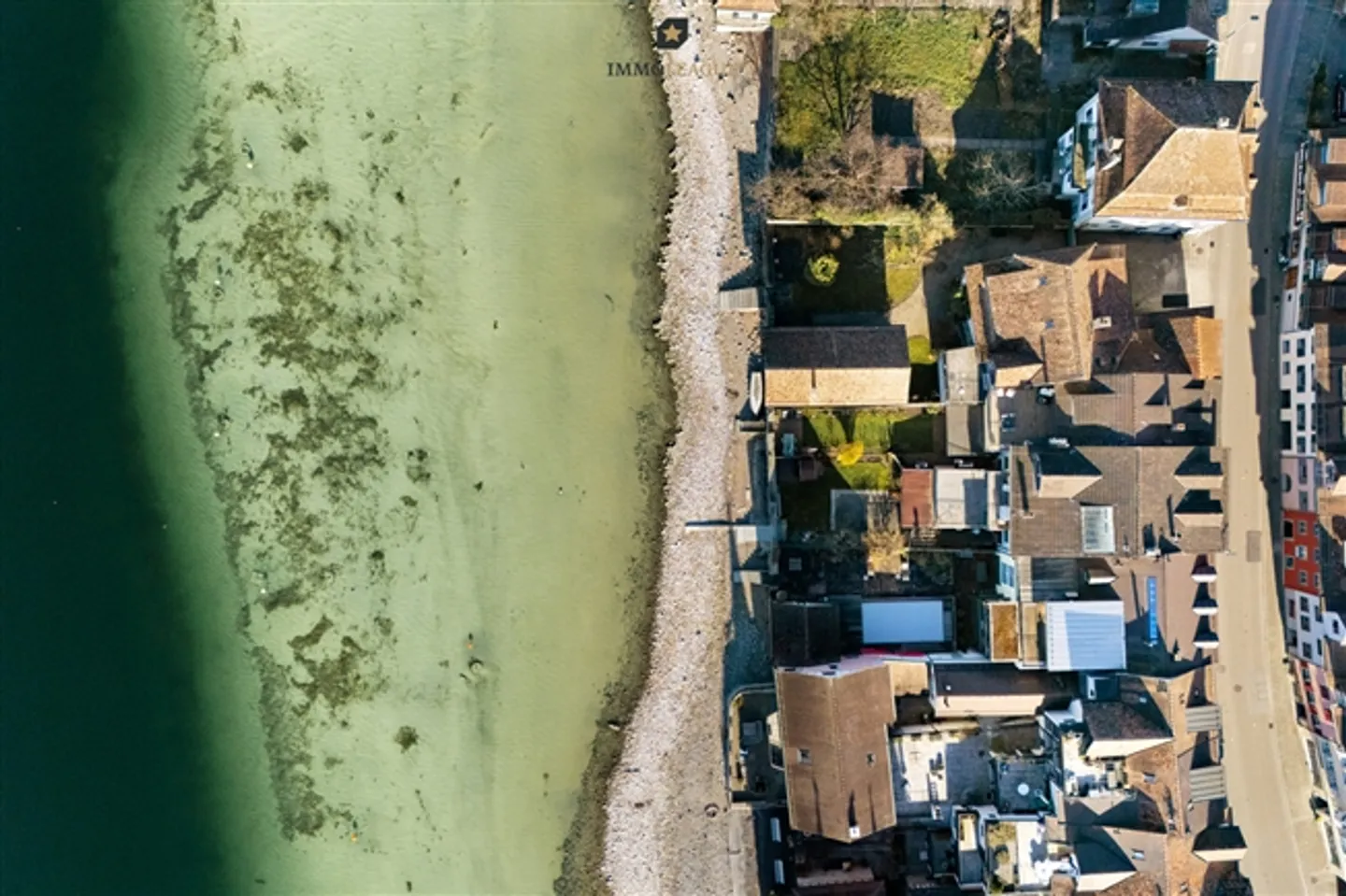 Un joyau rare avec un accès direct au lac. - Photo 5 sur 11