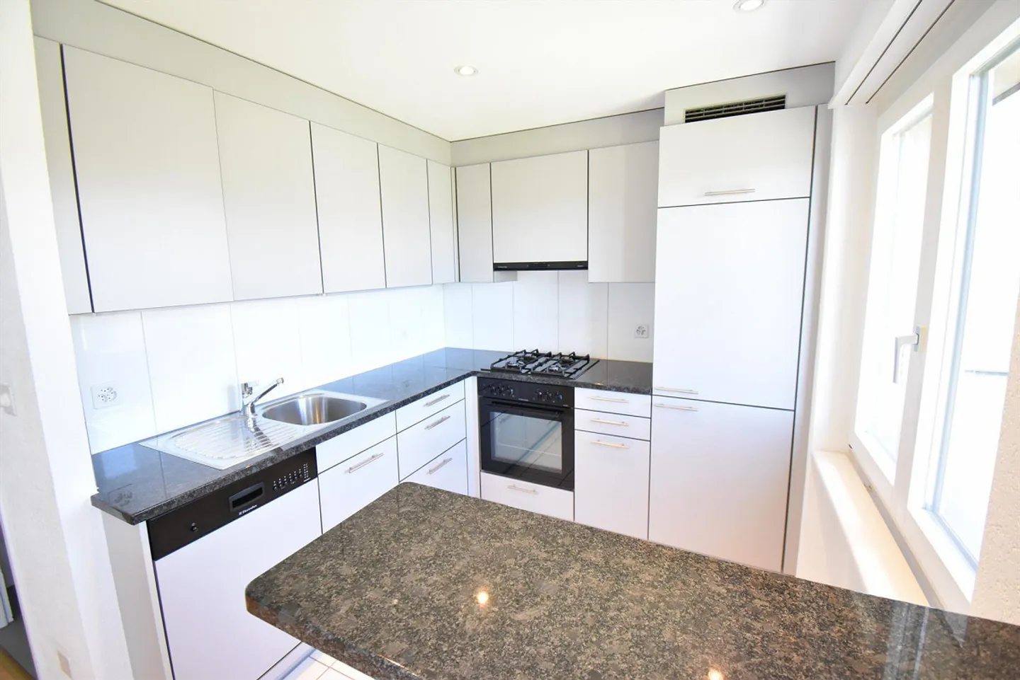 Vivre avec vue sur la verdure, appartement de 3,5 pièces à l'ouest de la ville - Photo 2 sur 7