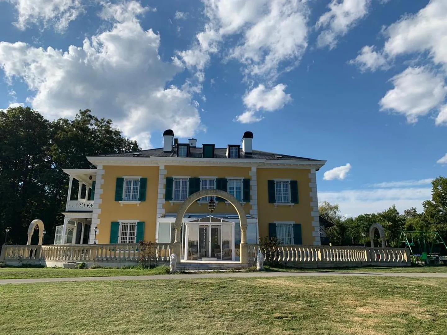 Prächtiges Herrenhaus in einem baumgesäumten und abgeschlossenen Park - Foto 5 von 7