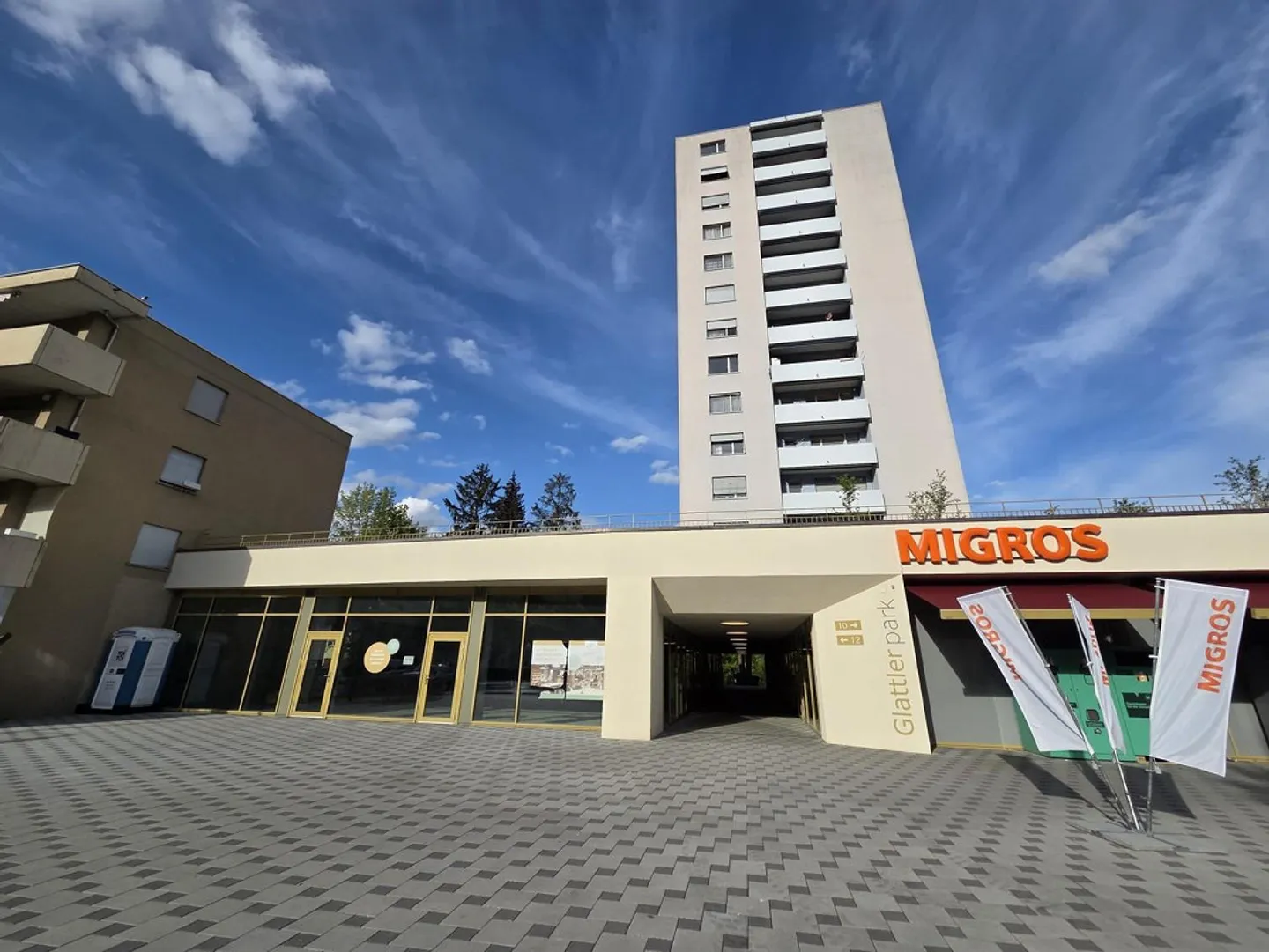 Attractive commercial space with large window front in Spreitenbach - Photo 1 of 11