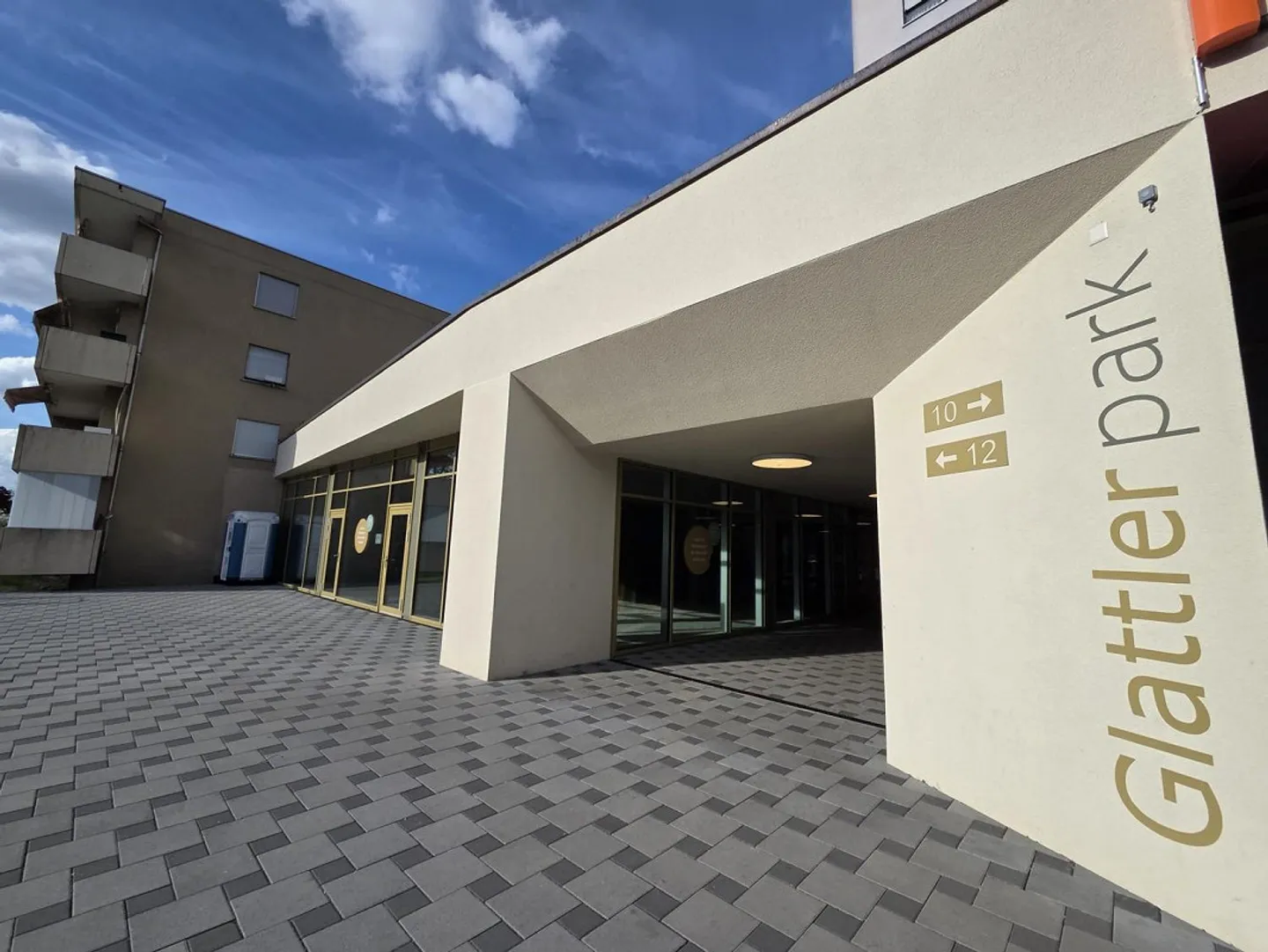 Attractive commercial space with large window front in Spreitenbach - Photo 4 of 11