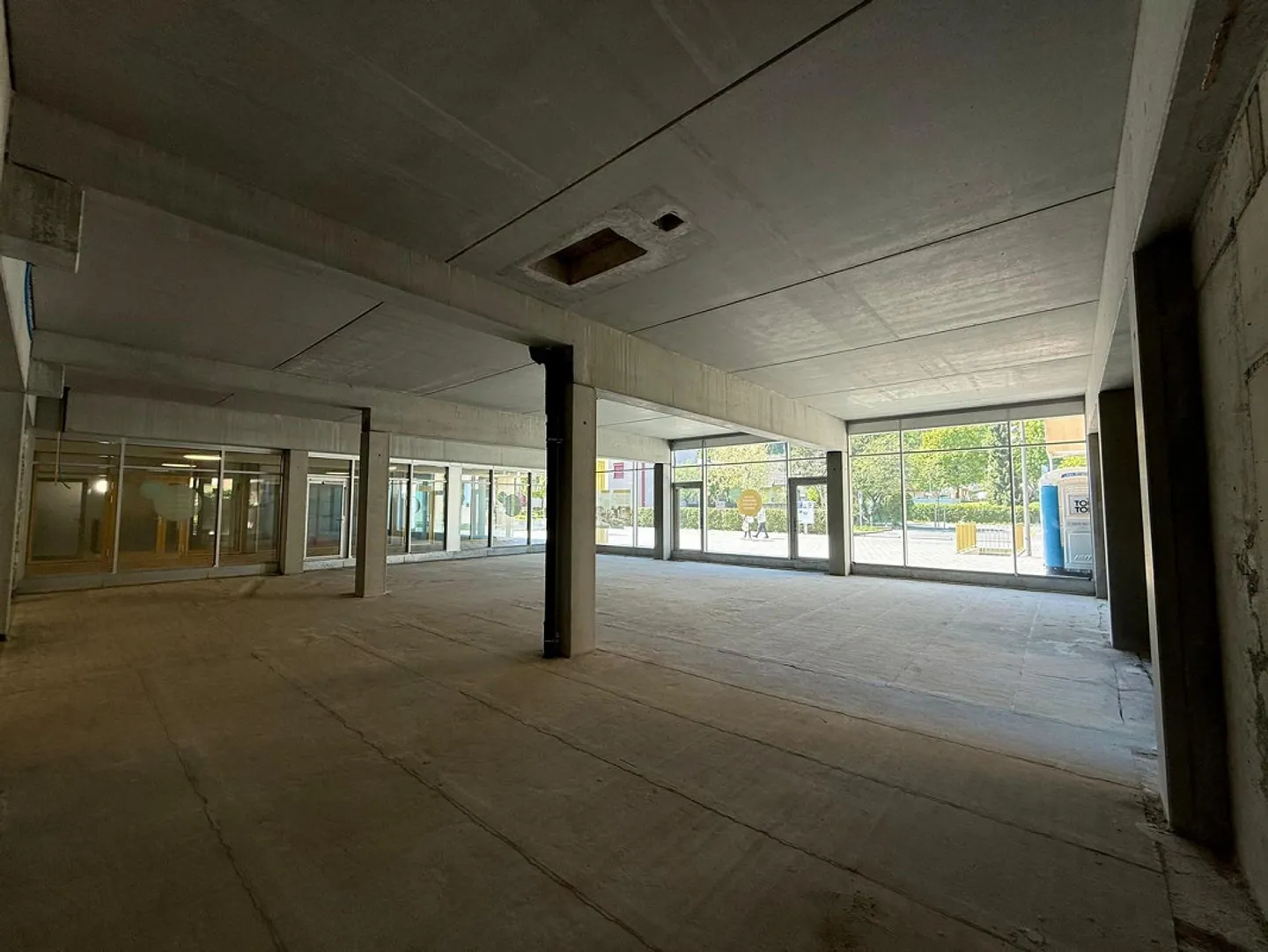 Attractive commercial space with large window front in Spreitenbach - Photo 5 of 11