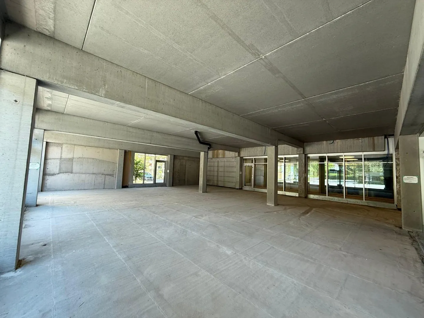 Attractive commercial space with large window front in Spreitenbach - Photo 6 of 11