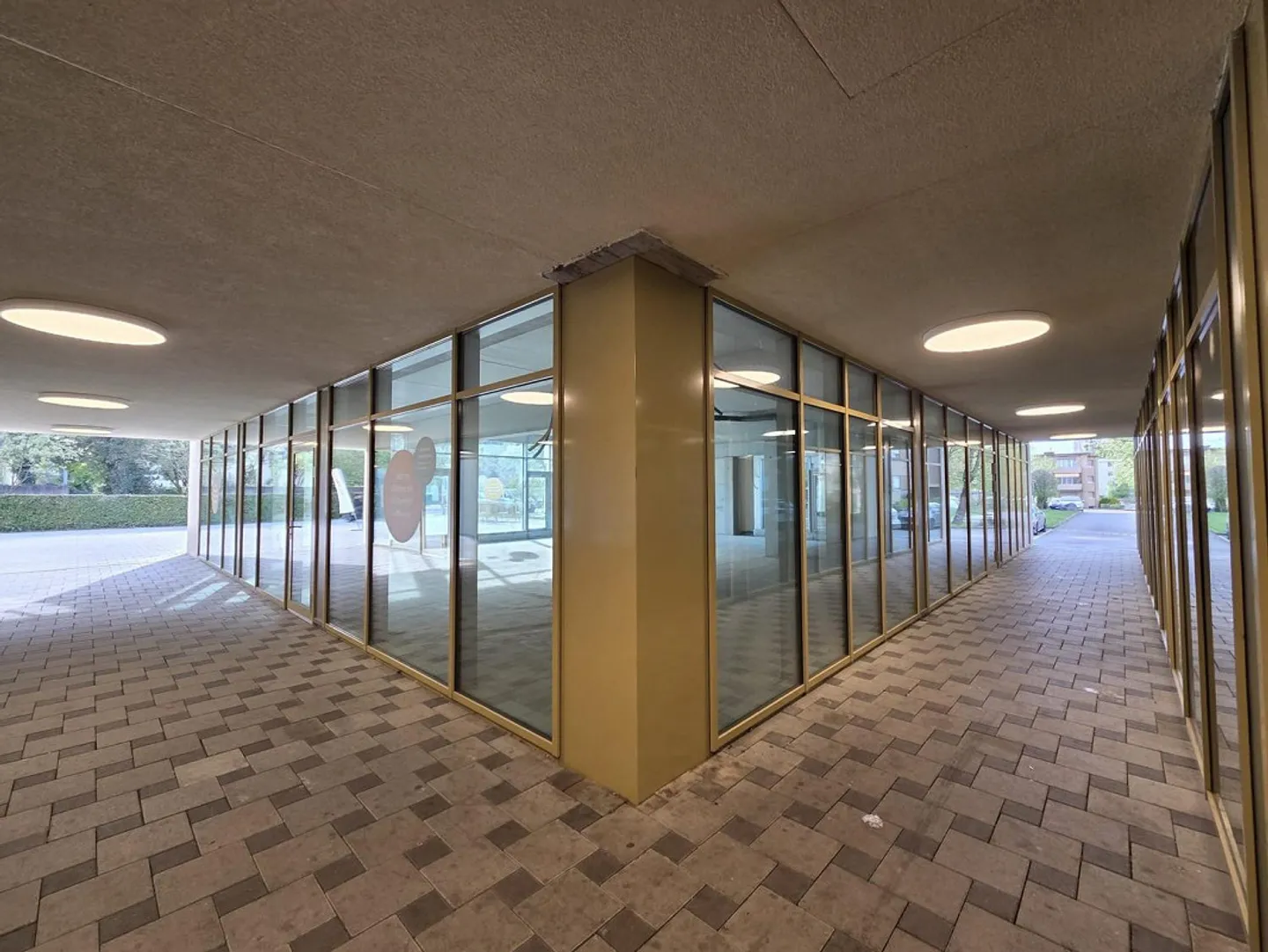 Attractive commercial space with large window front in Spreitenbach - Photo 8 of 11