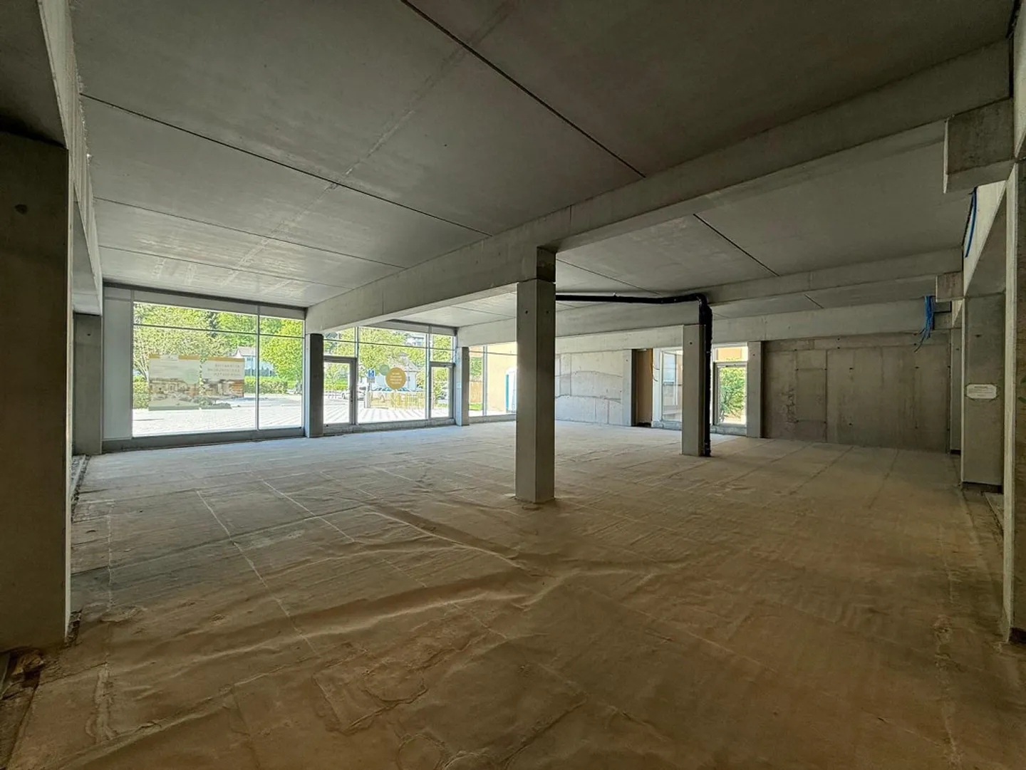 Attractive commercial space with large window front in Spreitenbach - Photo 7 of 11