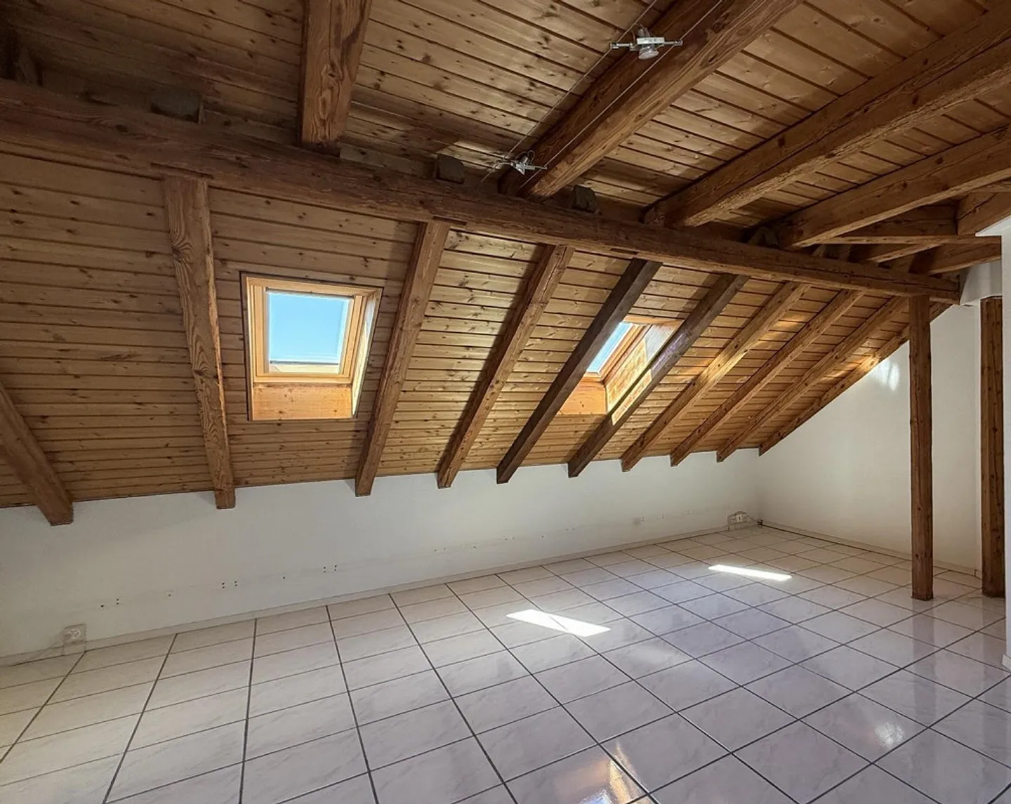 Nouvellement rénové avec grande terrasse en tourelle et vue magnifique - Photo 2 sur 9