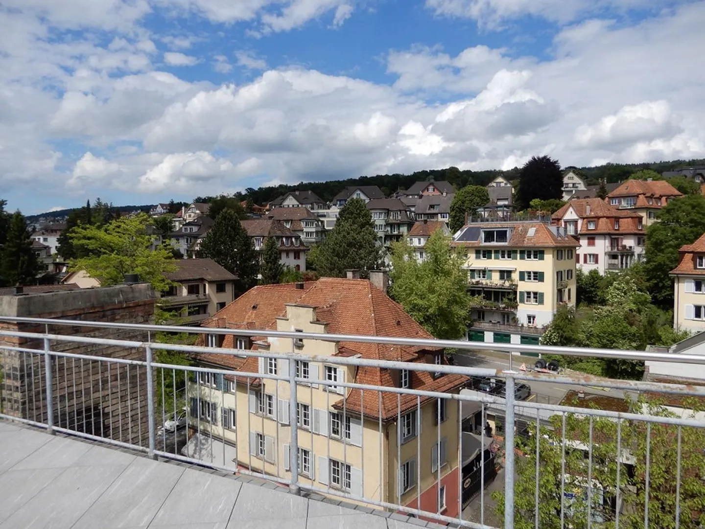 Nouvellement rénové avec grande terrasse en tourelle et vue magnifique - Photo 8 sur 9