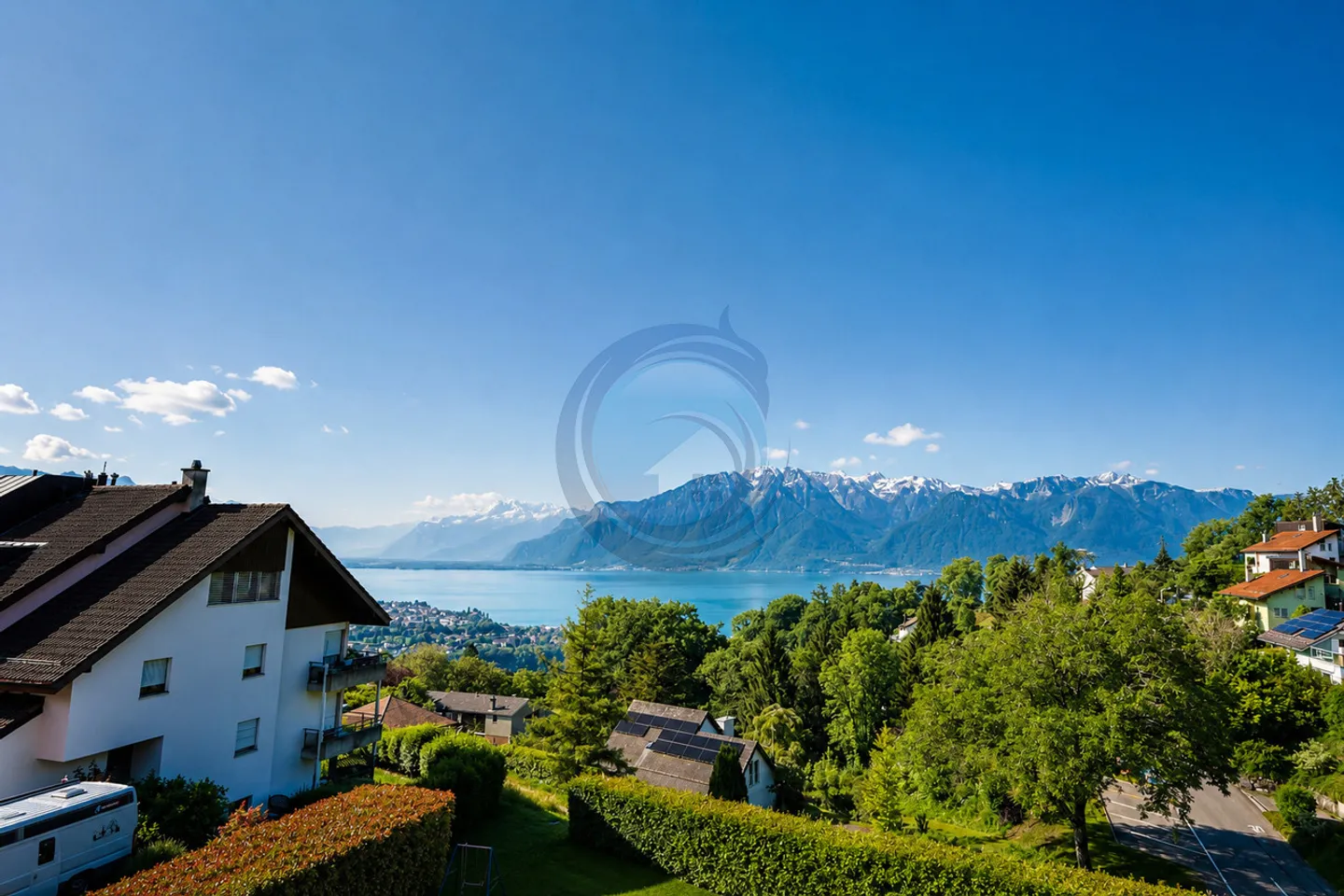 Magnifico duplex all'ultimo piano con vista mozzafiato sul lago - Foto 1 di 13