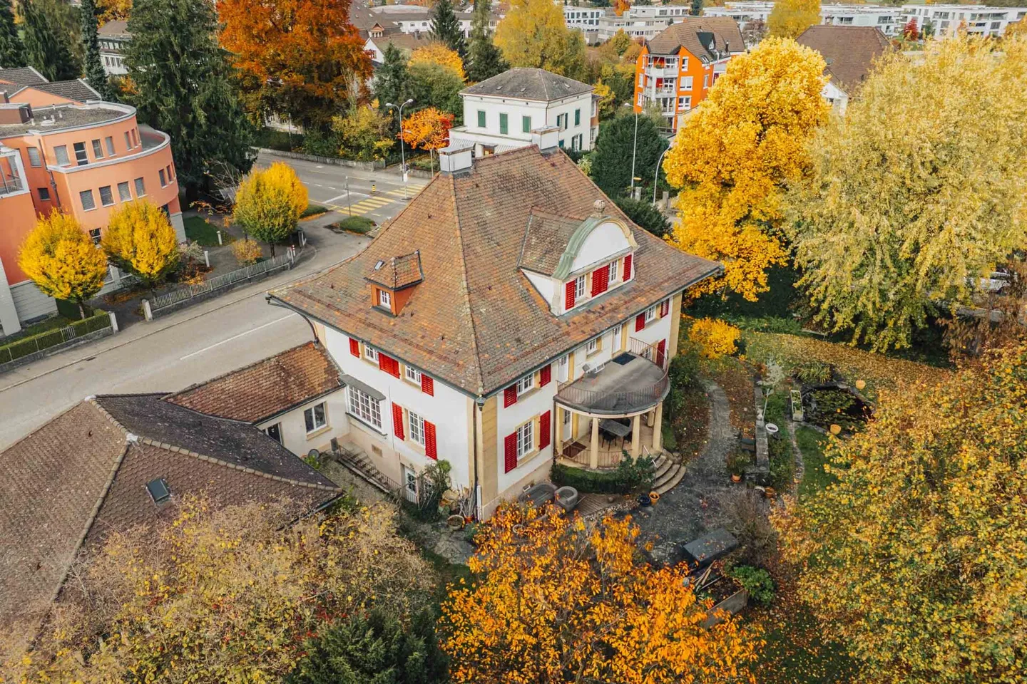 Villa with Practice Extension - Photo 5 of 41