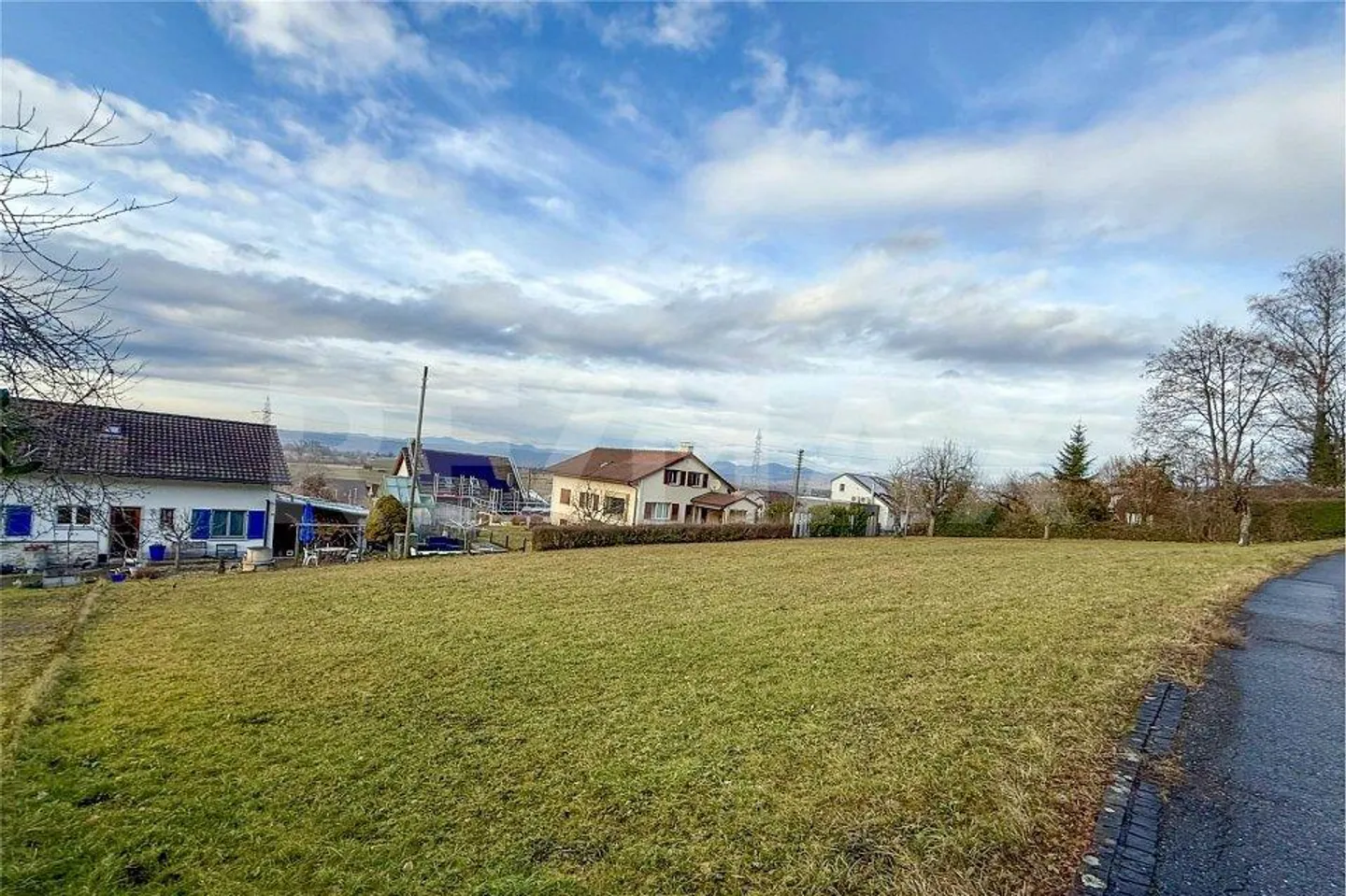 La procedura di offerta inizia presto! Lotto edificabile di 1473 m² completamente sviluppato con bella vista lontana - Foto 2 di 6