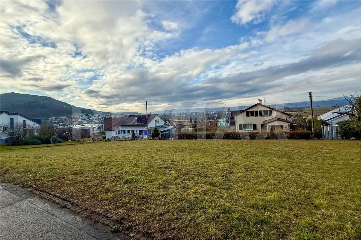 La procedura di offerta inizia presto! Lotto edificabile di 1473 m² completamente sviluppato con bella vista lontana - Foto 1 di 6