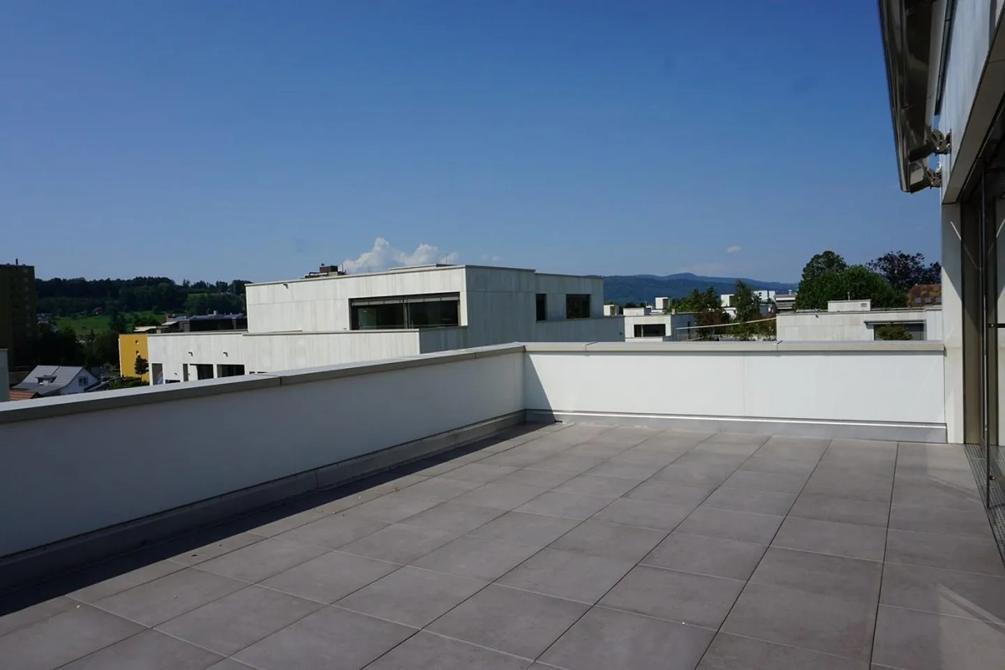 Grande terrazza attica soleggiata - Foto 4 di 13