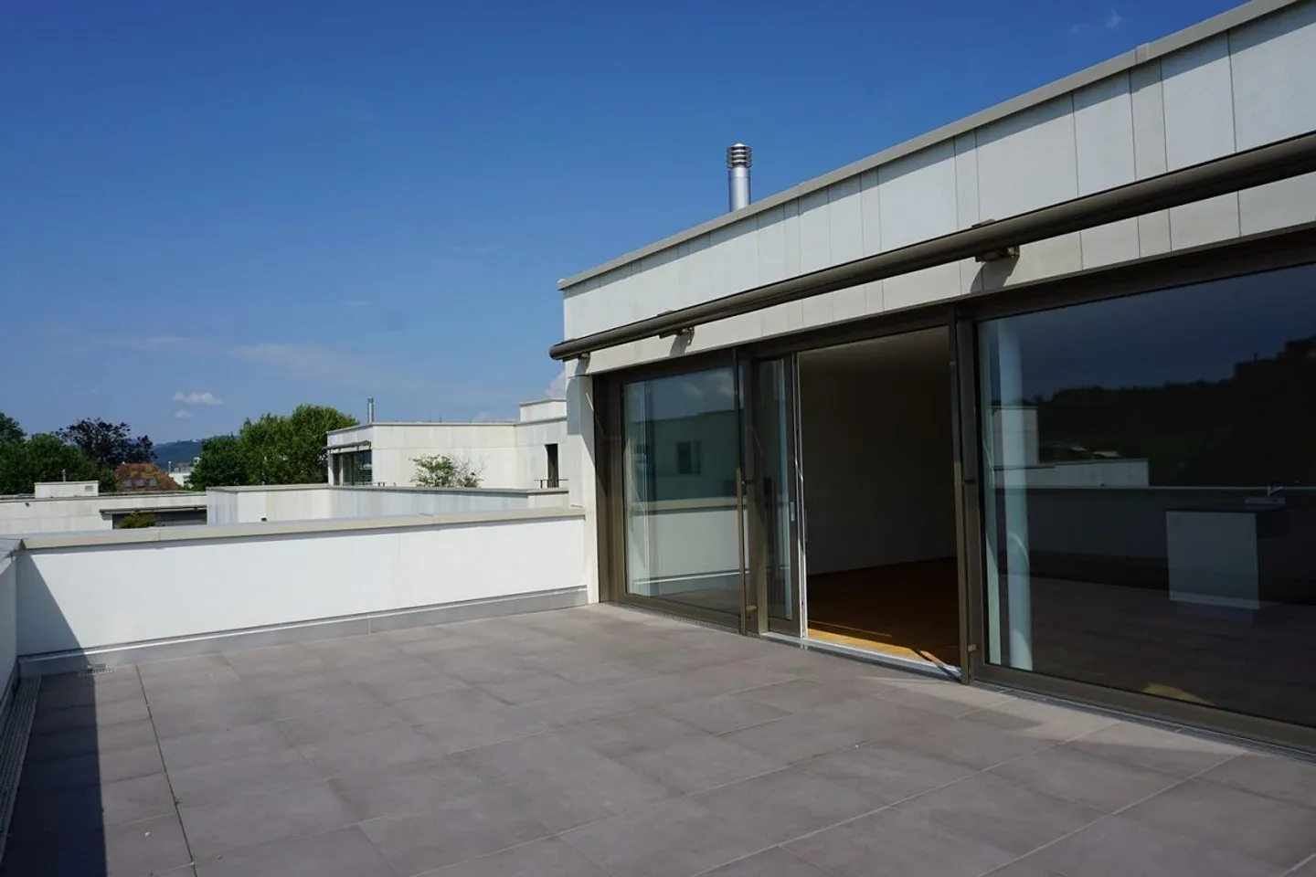 Grande terrazza attica soleggiata - Foto 2 di 13