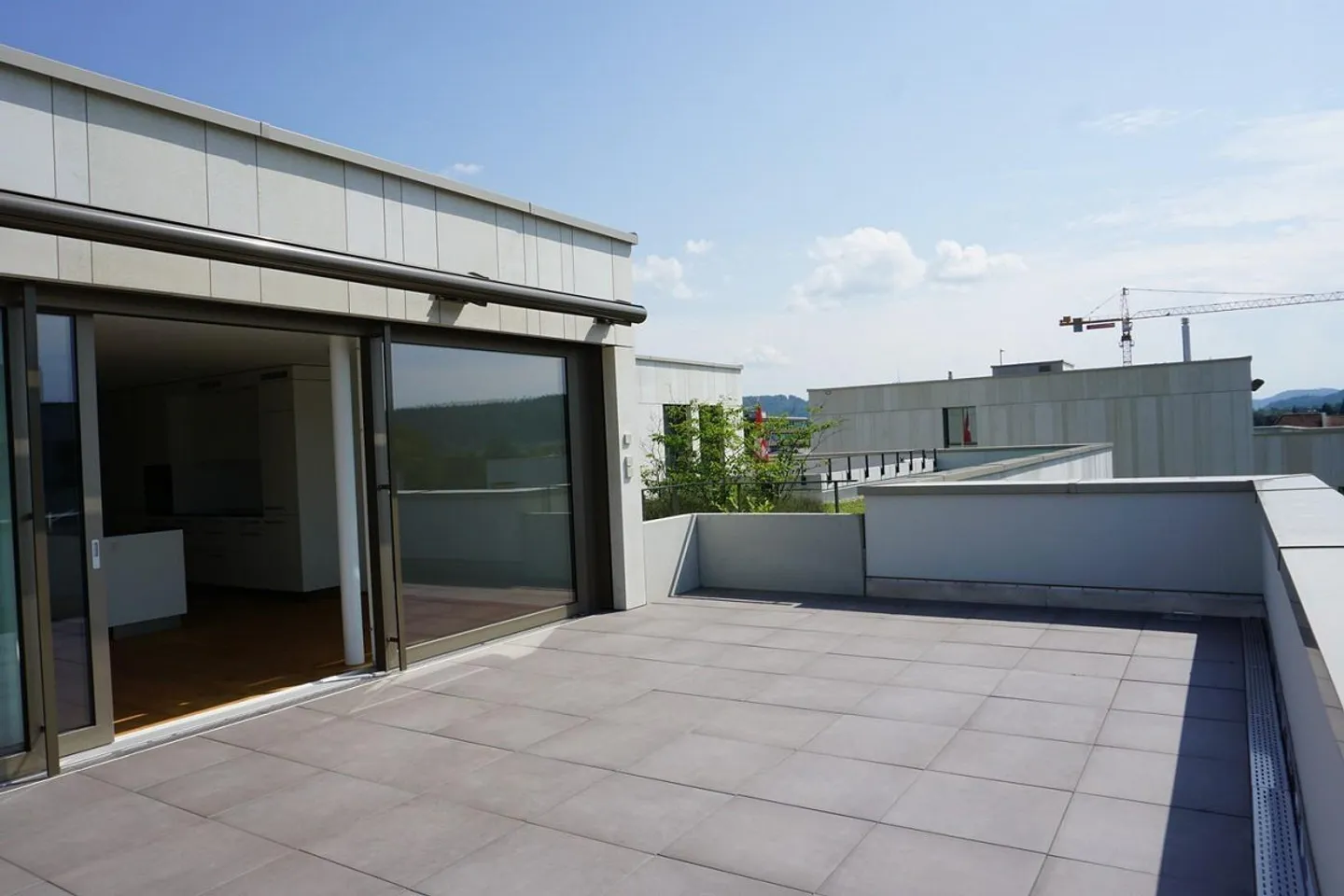 Grande terrazza attica soleggiata - Foto 3 di 13