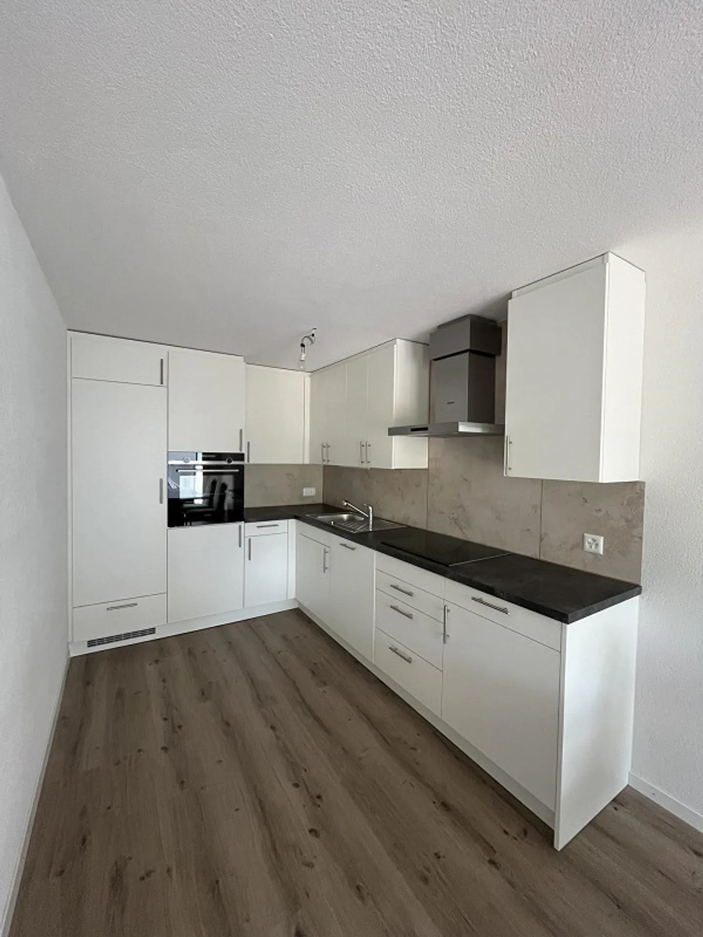 First rental modern 4.5 room apartment with south balcony - Photo 1 of 4