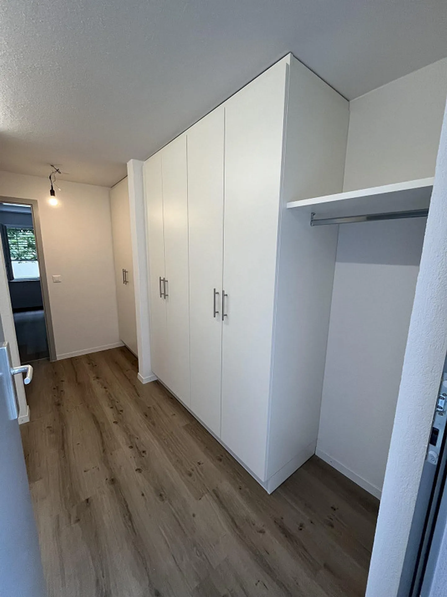 First rental modern 4.5 room apartment with south balcony - Photo 3 of 4